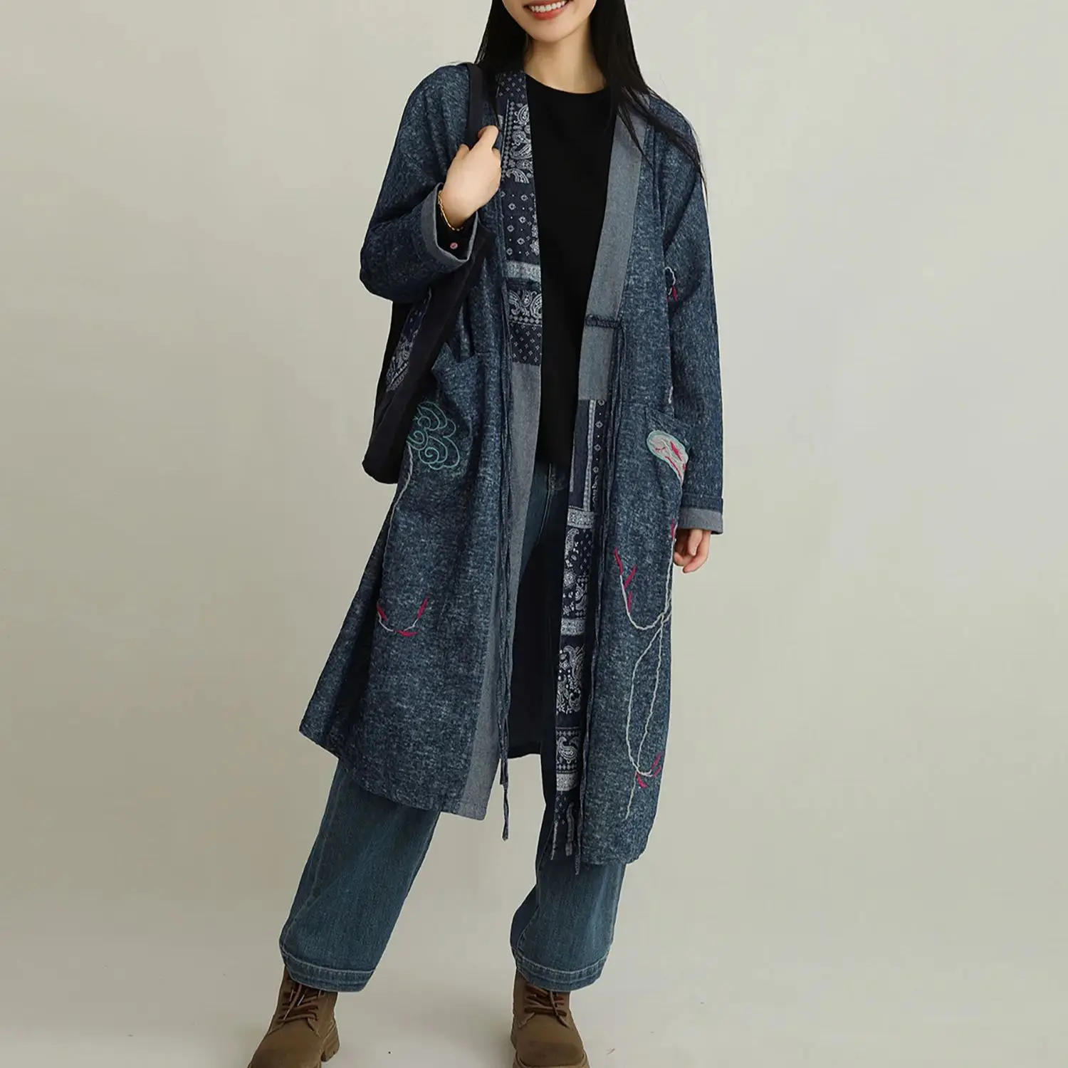 

LZJN Женская джинсовая куртка в китайском стиле с вышивкой в этническом стиле в стиле пэчворк — свободная посадка, длинная длина и модный дизайн