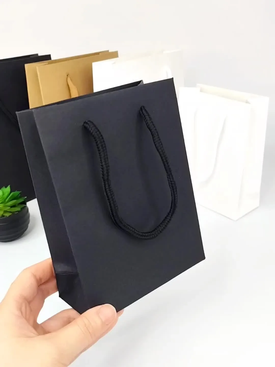 5 peças (marrom/branco/preto) sacos de presente de papel kraft com alças, sacos de transporte de compras duráveis para festa de casamento embalagem de presente de varejo