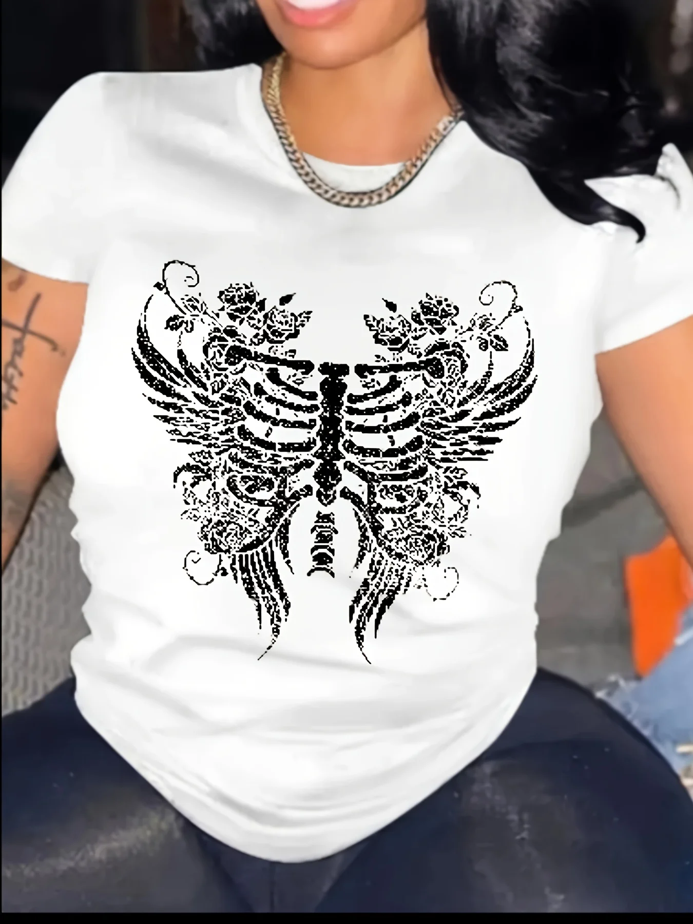 

Women's Gothic Skull and Roses Graphic T-Shirt Soft Short Sleeve Crew Neck Black Casual T-Shirt Summer Tops Personality Y2K Top