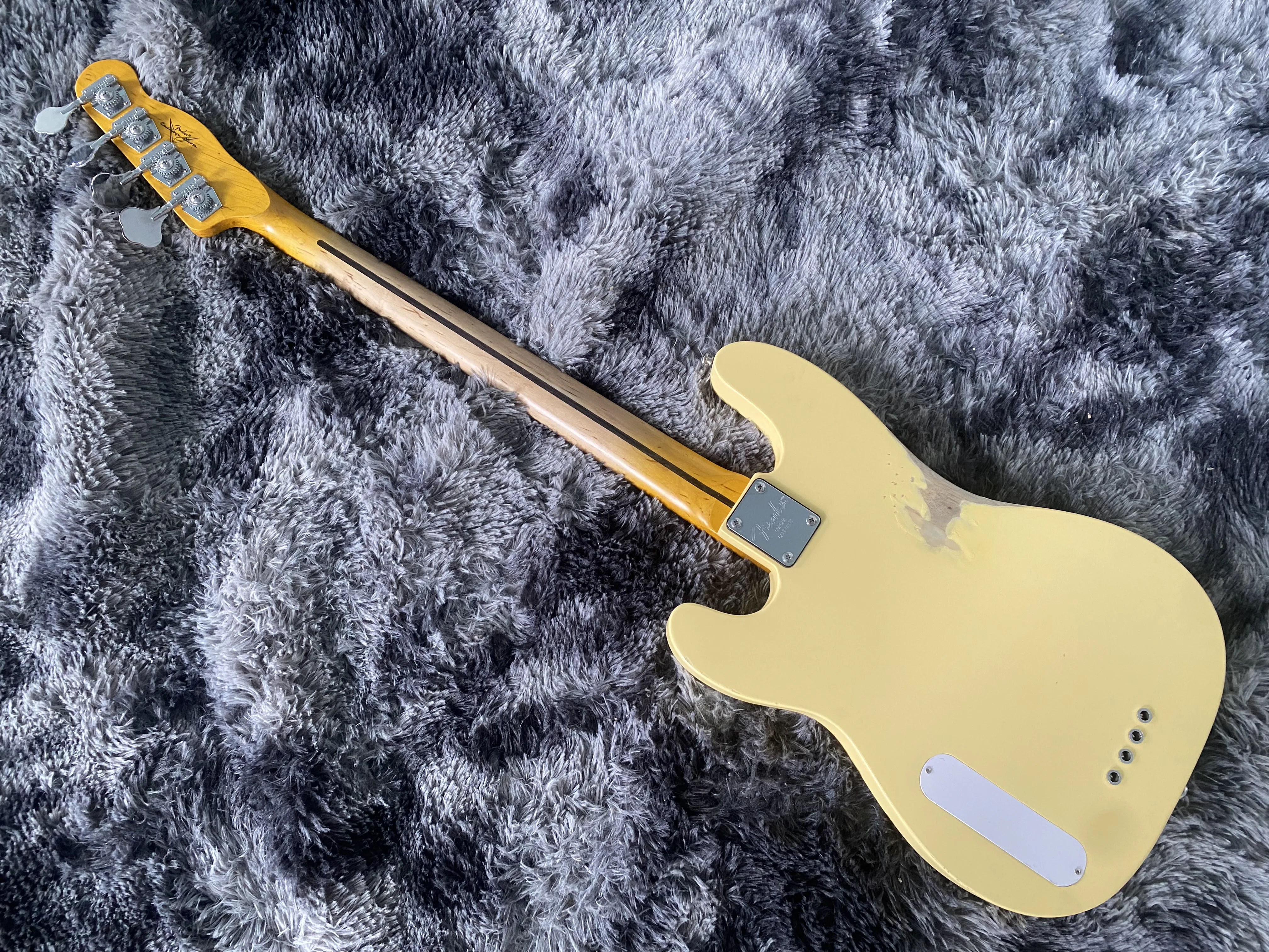 China Electric Guitar Bass, Yellow Color, Hand Made, Heavy, Relic, 4 Strings