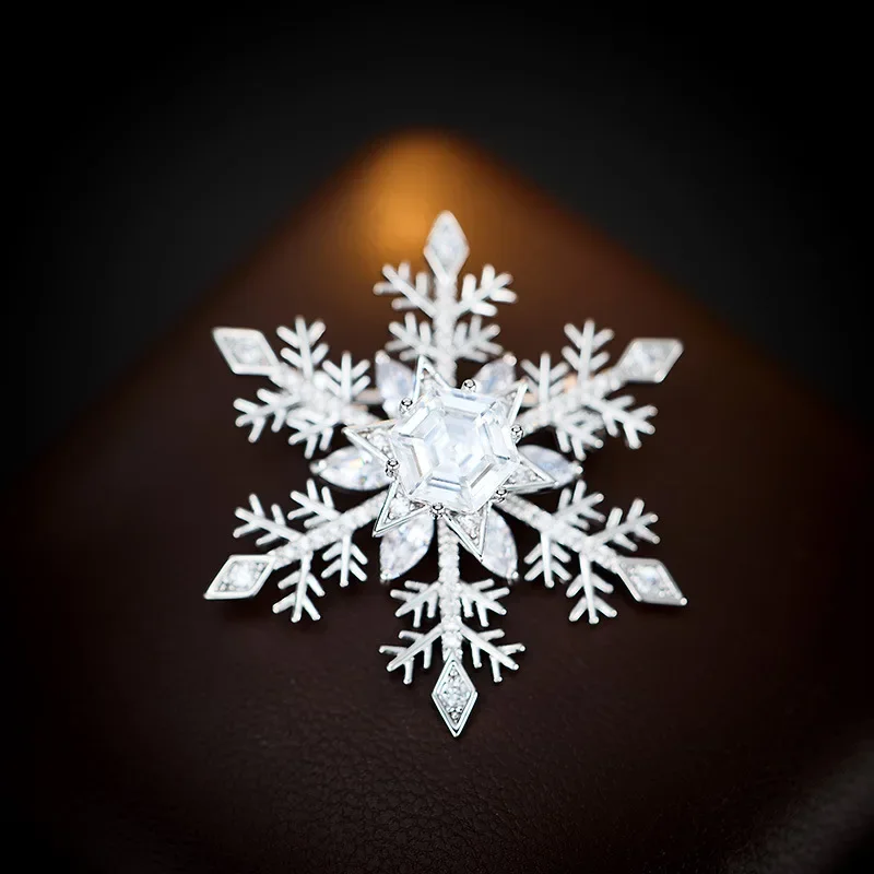 

A high-end snowflake brooch with a highly sophisticated design, a fashionable and elegant women's brooch accessory
