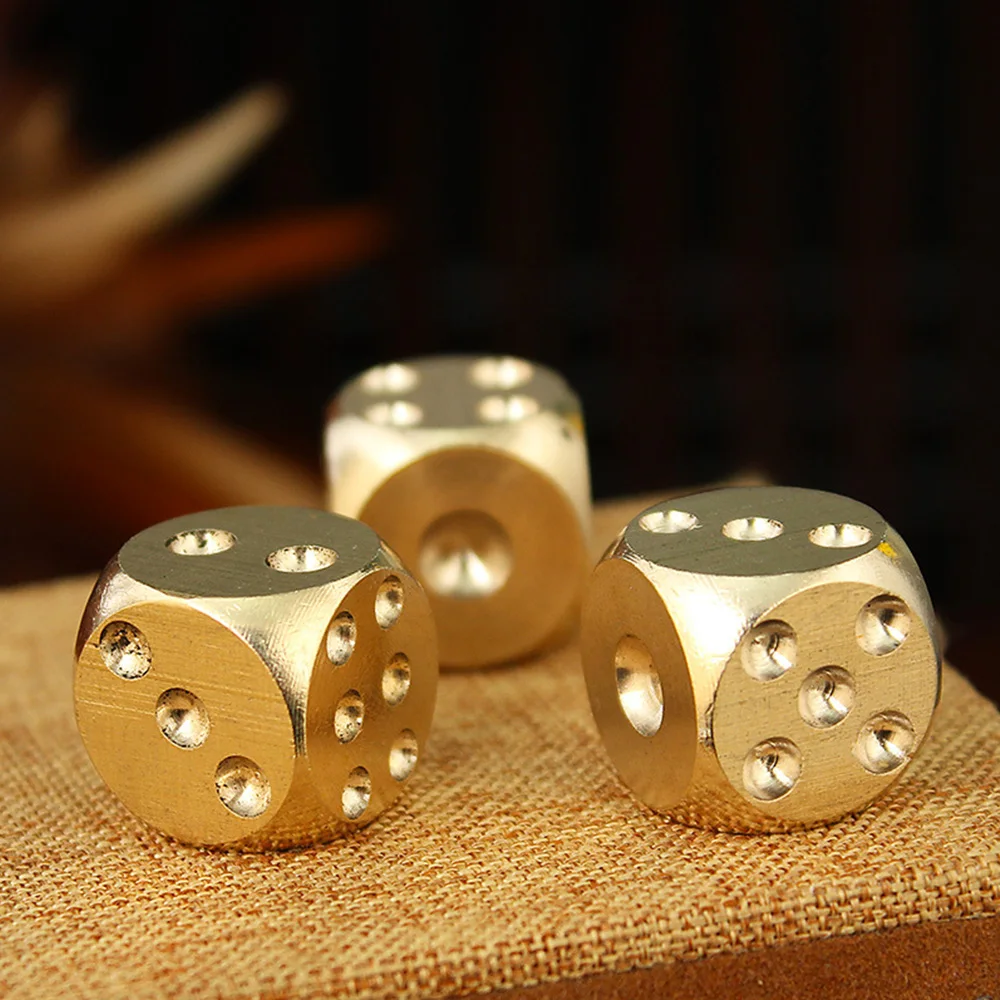 15-mm-Figuren aus massivem Messing in Würfelform mit polierten, sechsseitigen, abgerundeten Kanten für Heimbar- und Partyzubehör sowie als Tischdekoration. – Detail 3