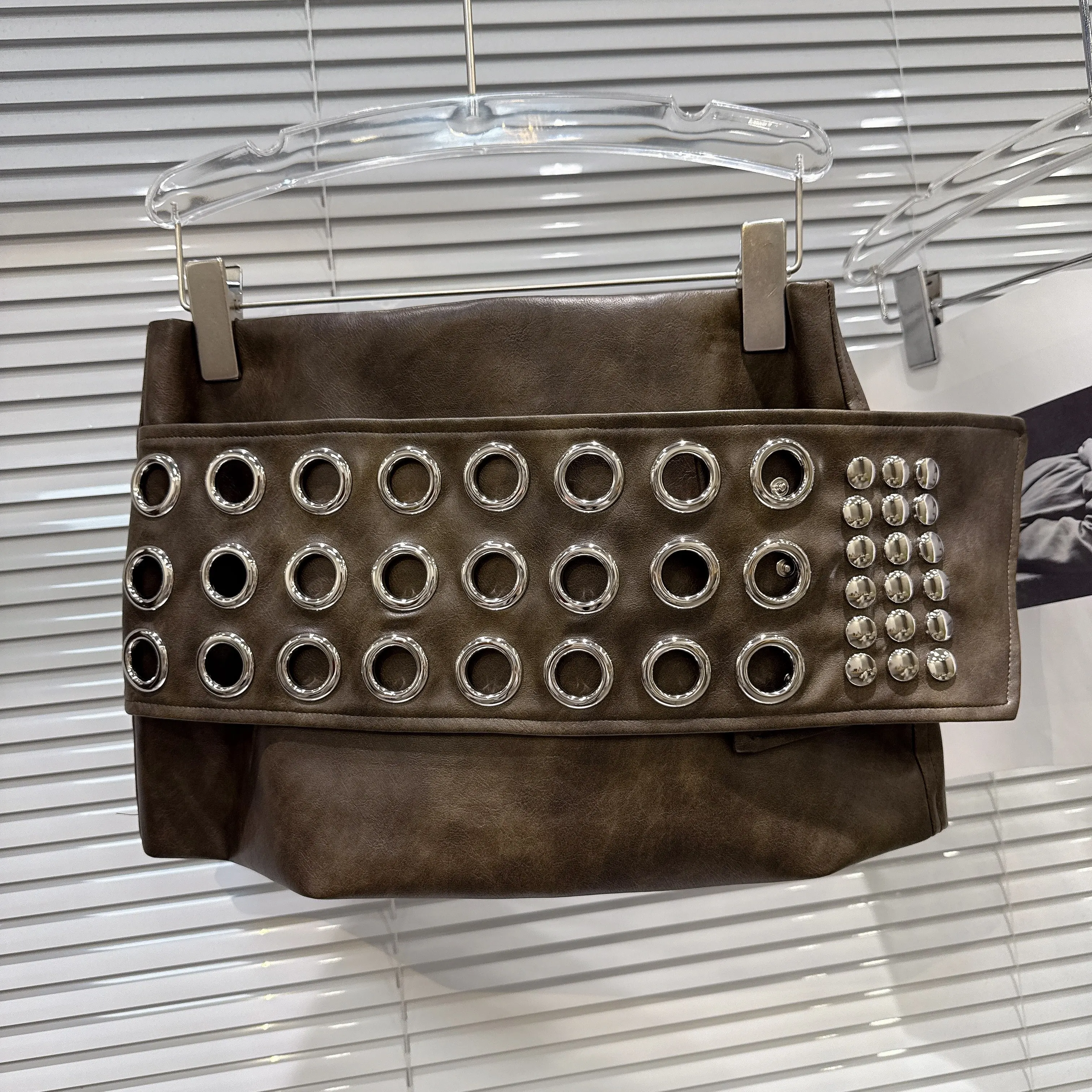 

2025 зимняя новая тяжелая металлическая облегающая юбка с металлическим кольцом и заклепками для девочек, винтажная облегающая юбка из искусственной кожи для женщин, женские юбки кофейного цвета