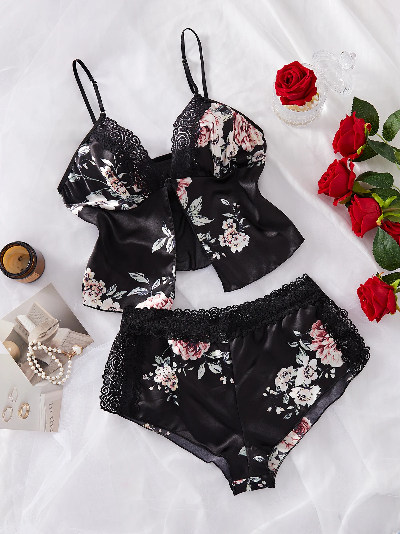 

BlackbackgroundLargeflowersLacesplicingHalteropenTopshortsBottomsexySuitnewHotladiesPajamas Set