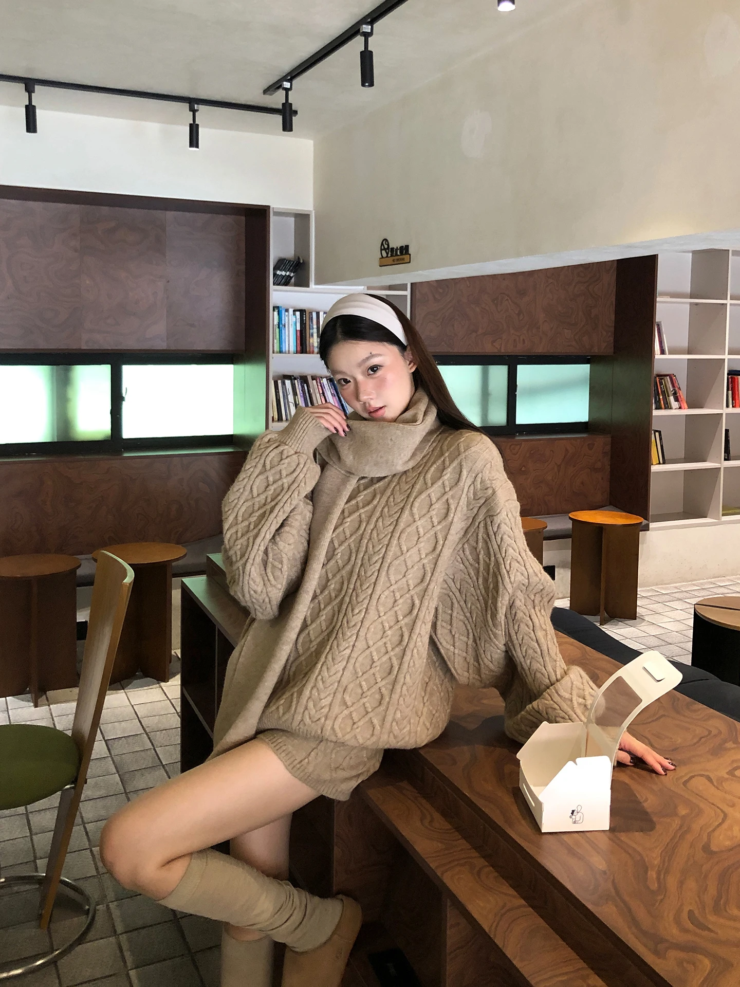 طقم صوف محبوك أحمر للنساء بتصميم فريد وجميل من قطعتين، أزياء شتوية عصرية بأسلوب كاجوال، شورت بخصر منخفض بلون واحد #2