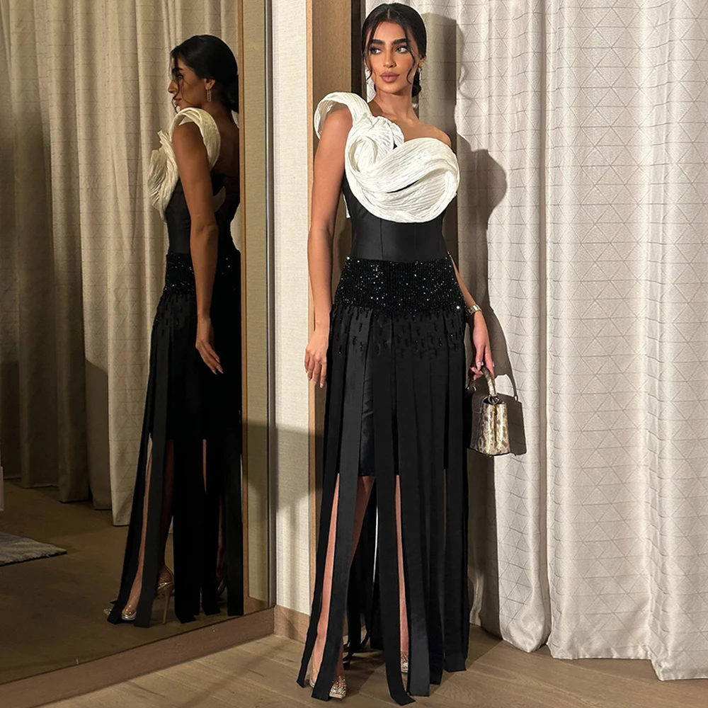 Contrasterende kleur satijnen avondjurk Prachtige één-schouder op maat gemaakte homecoming-jurken Delicate kralen Formele gelegenheidsjurken