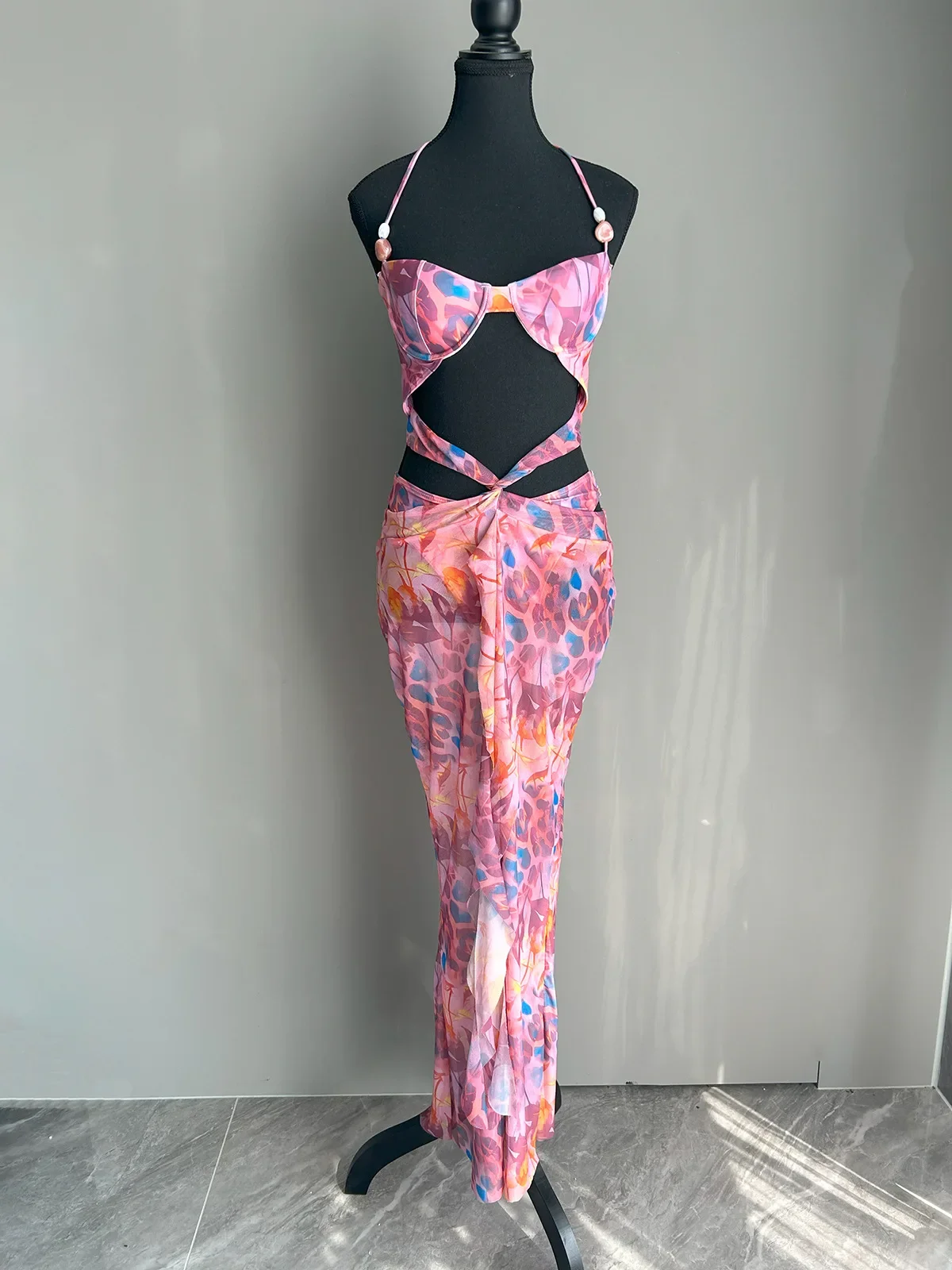 Traje de baño de una pieza con cuello Halter calado estampado y vestido largo de encaje 2025, traje de baño sin tirantes para mujer, ropa de playa elegante