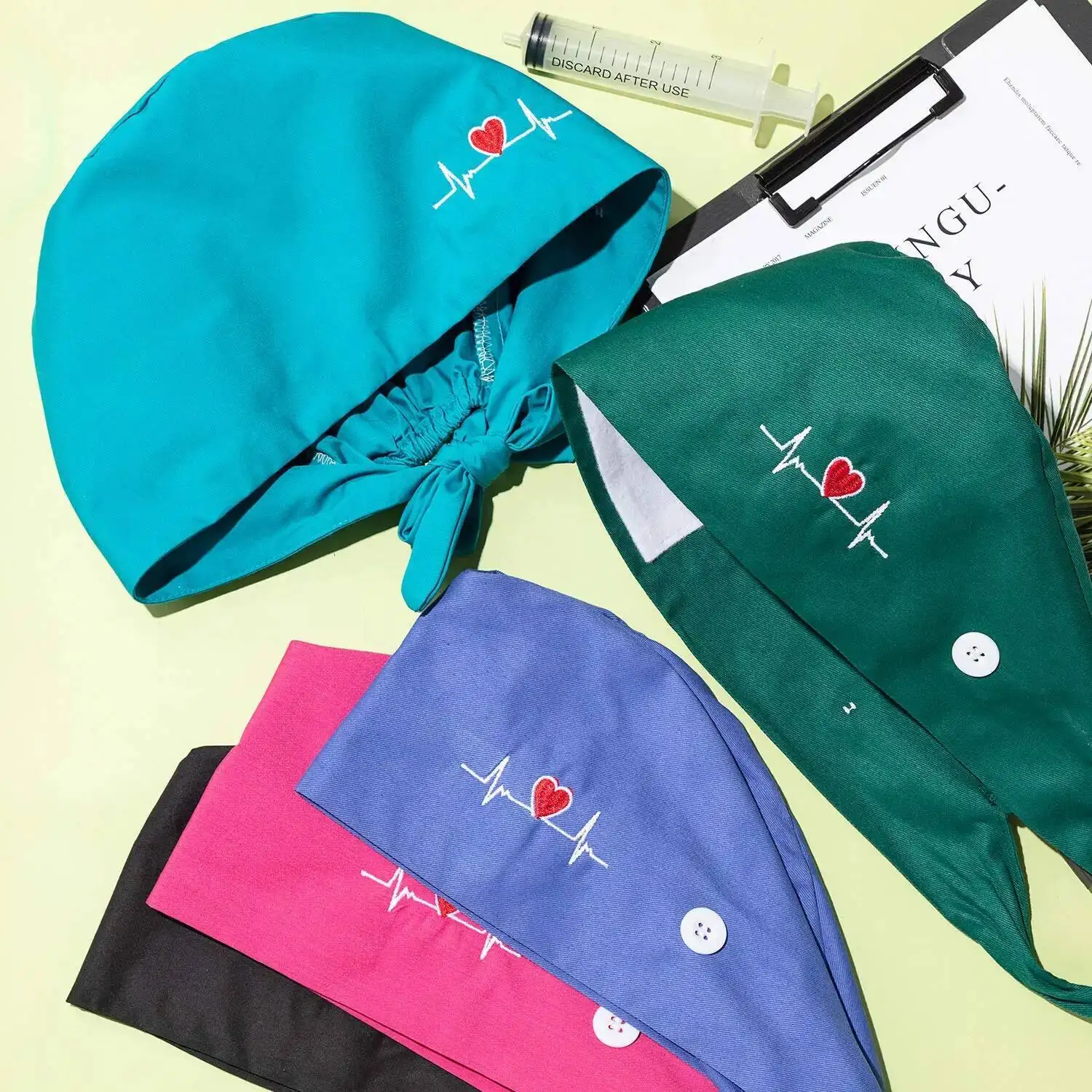 Modne czapki medyczne z nadrukiem, codzienne unisex czapki do sali operacyjnej dla pielęgniarek, haftowane, pyłoszczelne czepki chirurgiczne z guzikiem.