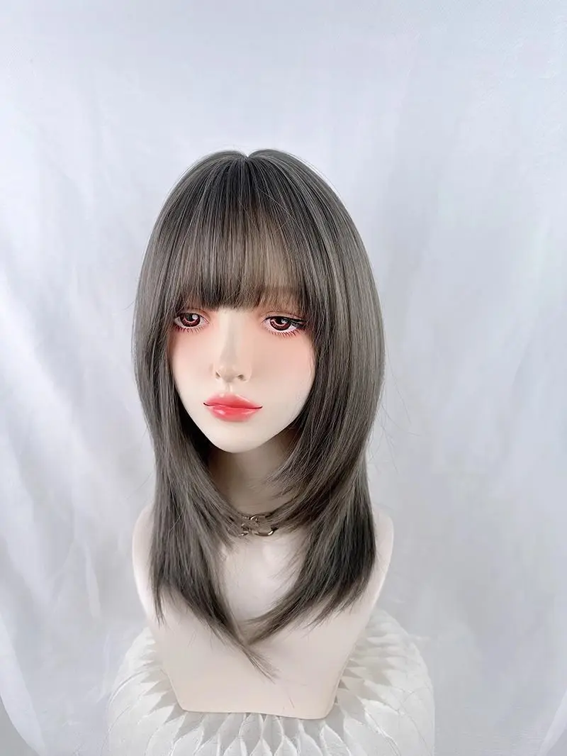 合成ヘーゼルナッツグレーレイヤードロングストレート鎖骨ウィッグ女性のためのヘアウィッグ前髪耐熱パーティー毎日ナチュラル使用
