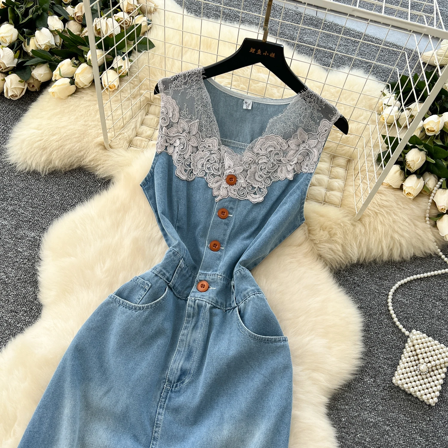 Fashion Lace Splicing Denim Dresses Women Vintage V-Neck Sleeveless Slim Dress Summer Chic Button Design Mid-Length Dress