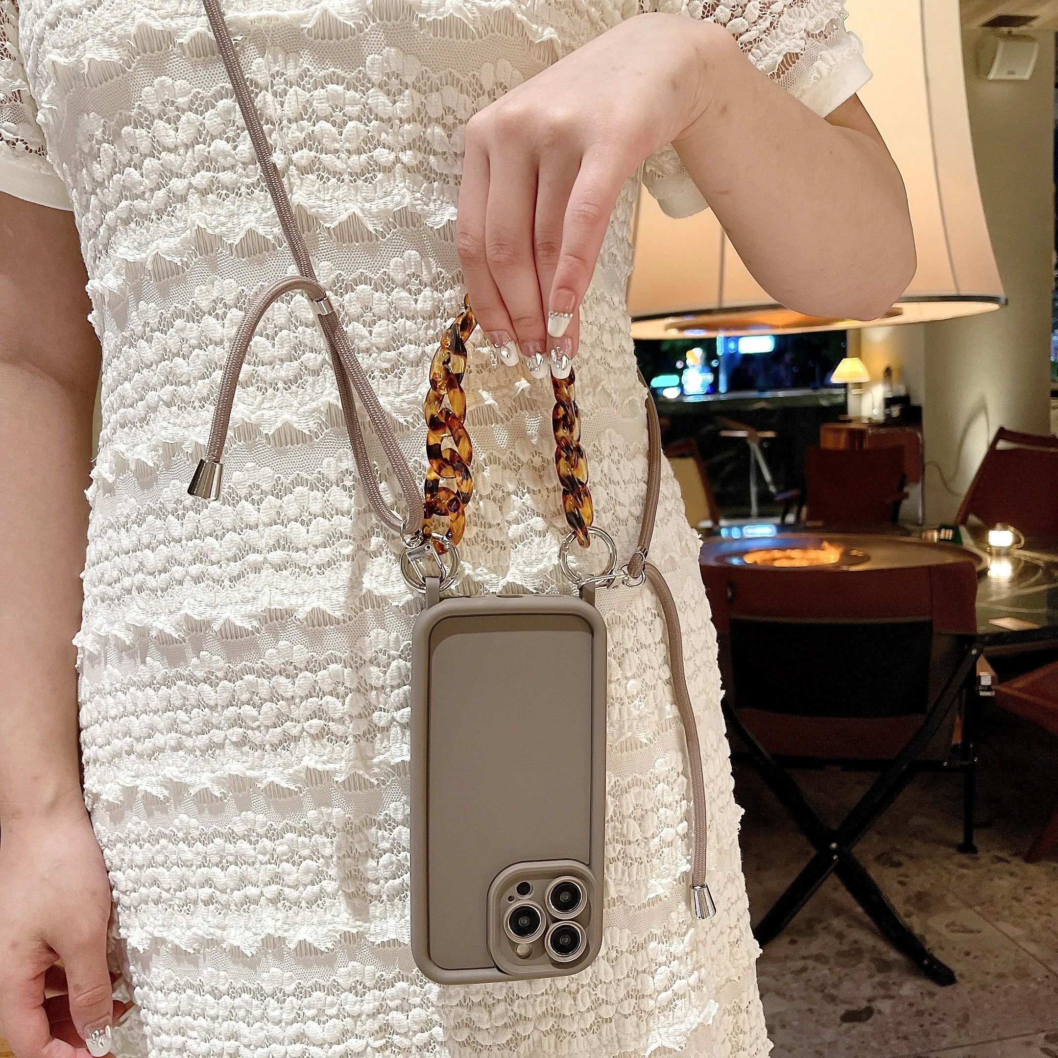 Funda de silicona con cadena acrílica y cuerda para colgar cruzada para iPhone 17 16 15 14 13 12 11 Pro Xs Max Plus Air XR X