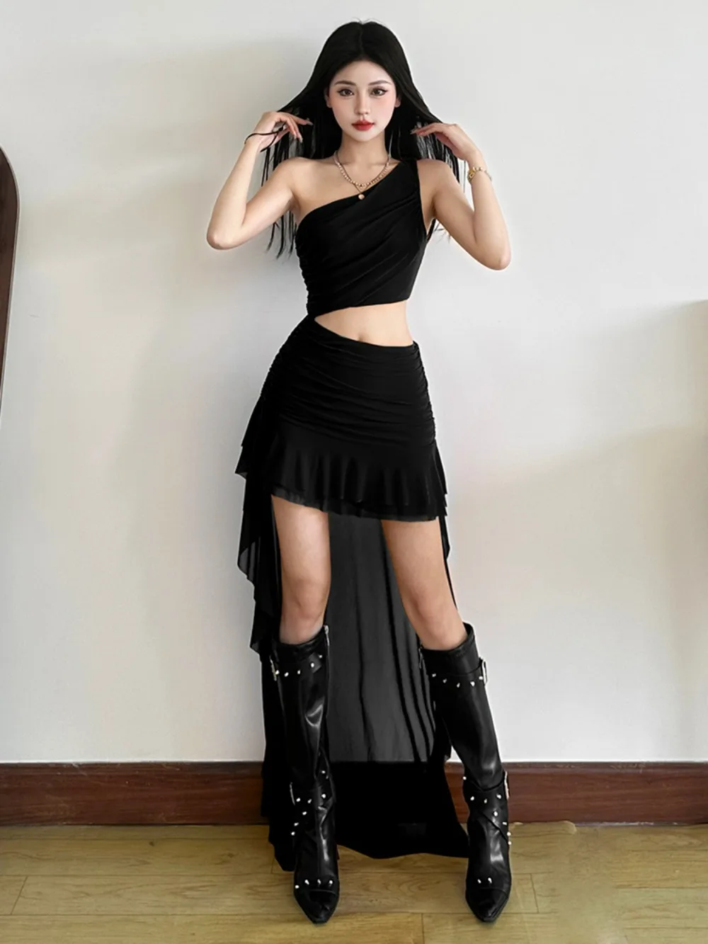 Figurbetontes Kleid mit One-Shoulder-Ausschnitt für Damen, asymmetrischer Saum, Sirenenkern, ästhetisch, zum Ausgehen, Urlaub, Y2K-Schlitz, minimalistische Verführung