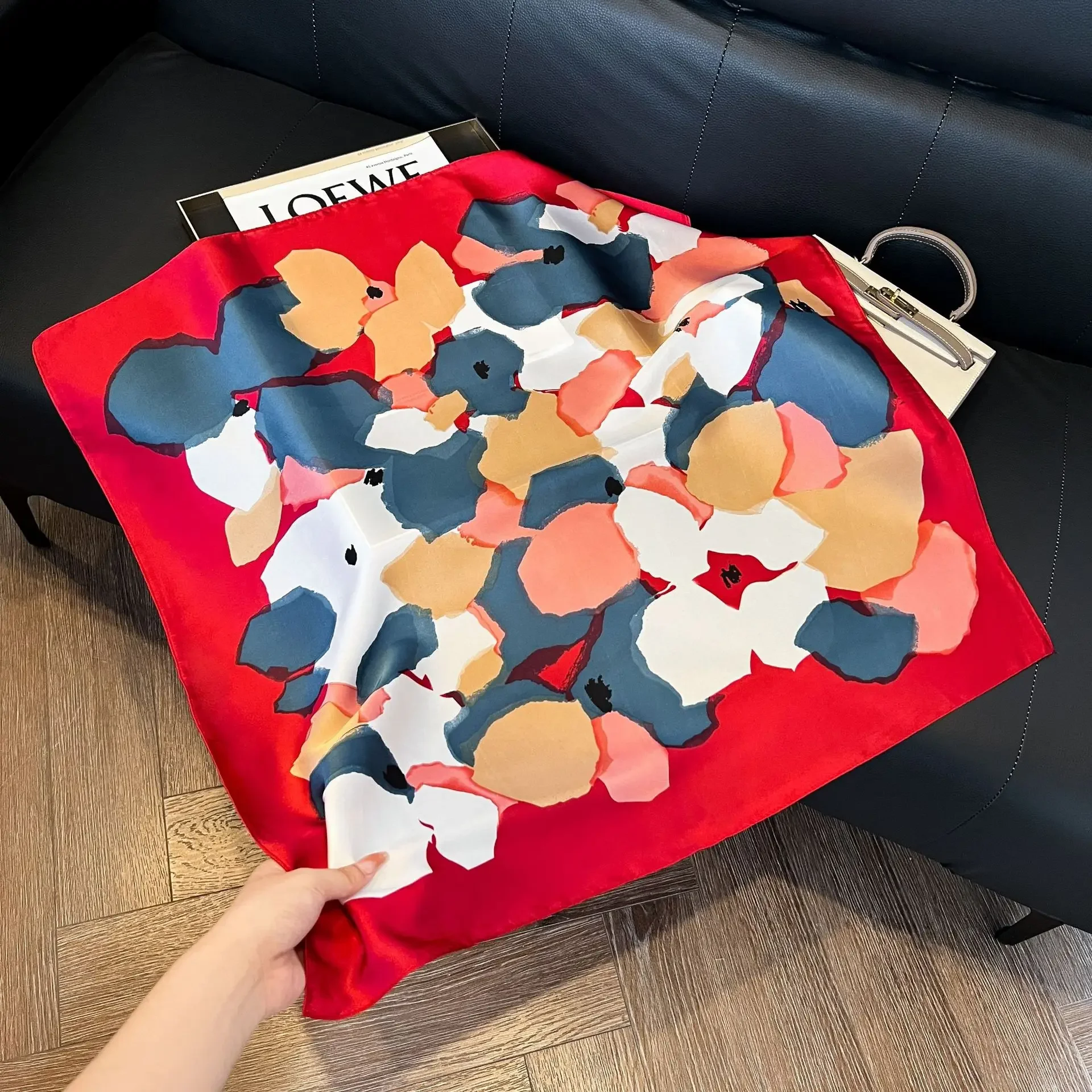 Luxuriöses Design, bedruckter Seidenschal für Damen, künstliche Seide, elegante und vielseitige Kopfbedeckung, Taschenzubehör, Kleidung, quadratischer Schal