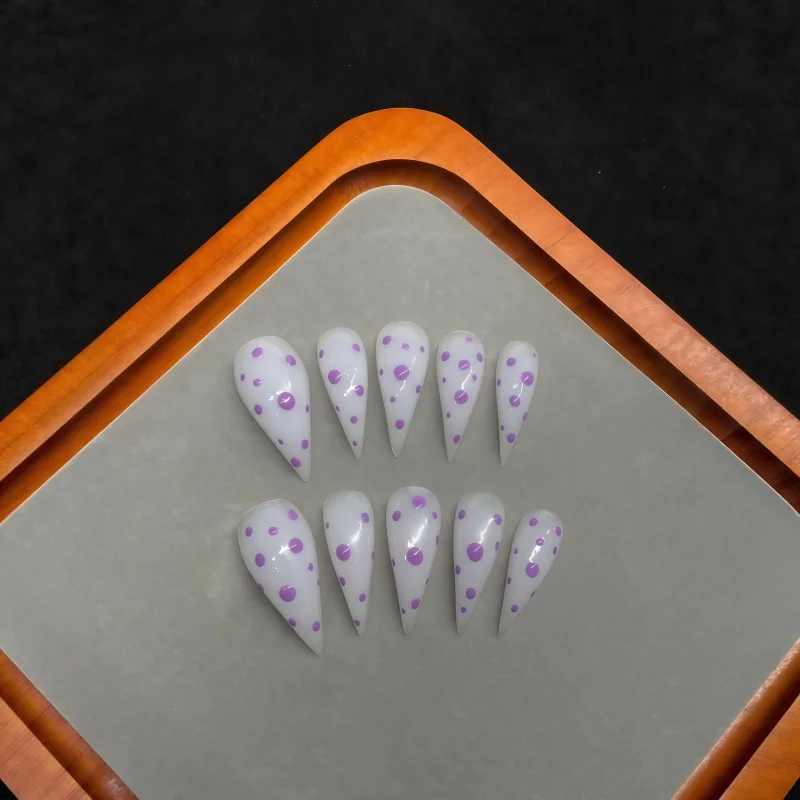 2026New 10PCS of white lacquered dagger-shaped fake nails hand-painted with purple dots and long pointed tips Fashionably simple