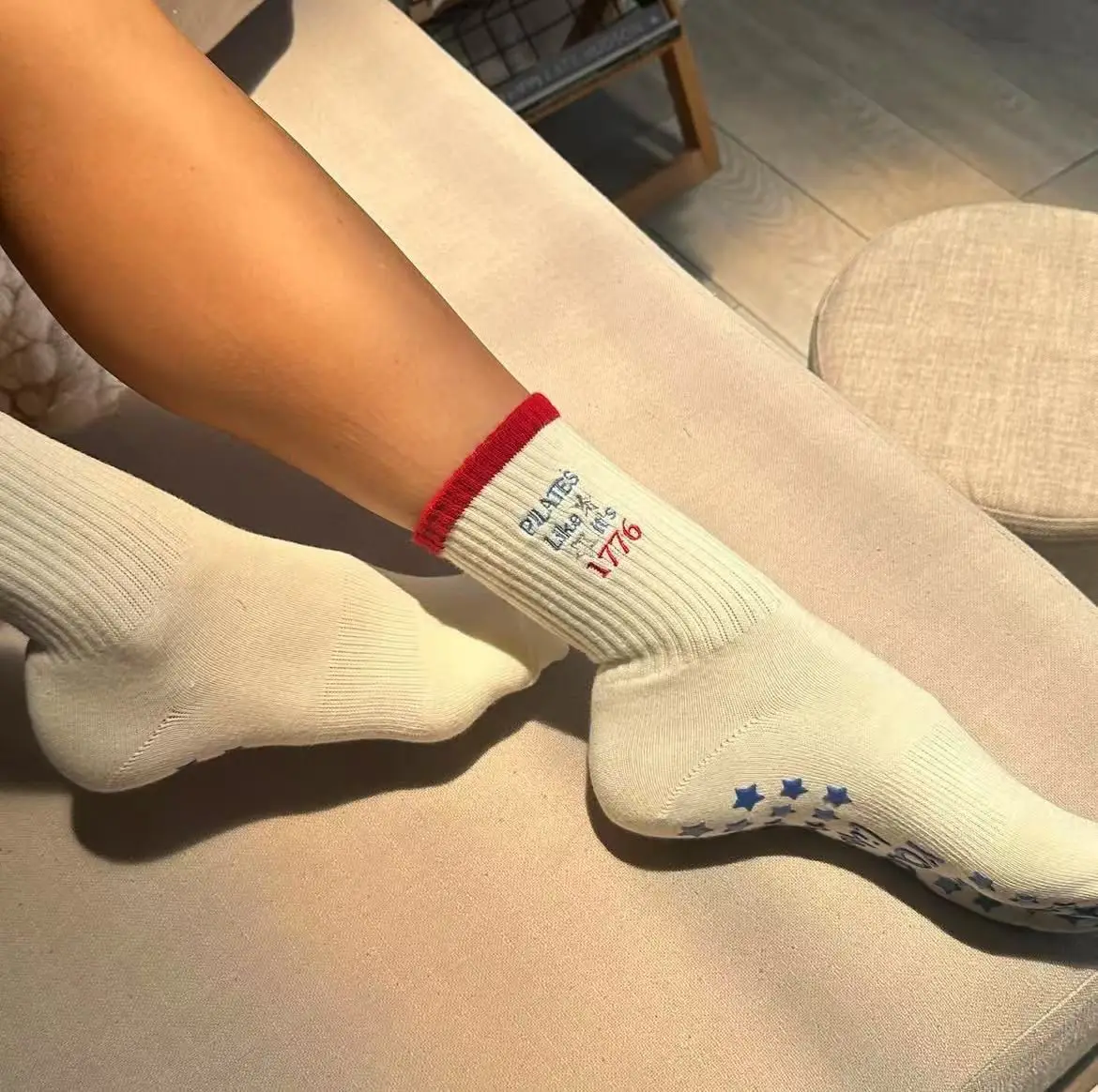 Produttore Logo personalizzato OEM Design Donna Cotone antiscivolo Grip Ruffle Ricamo Antiscivolo Yoga Pilates Calzini