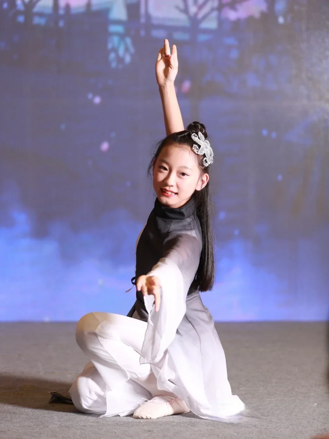 Costume da danza popolare tradizionale cinese Ragazza Bambini Abbigliamento da ballo Yangko Sfumatura di inchiostro Ombrello classico Spettacolo di danza