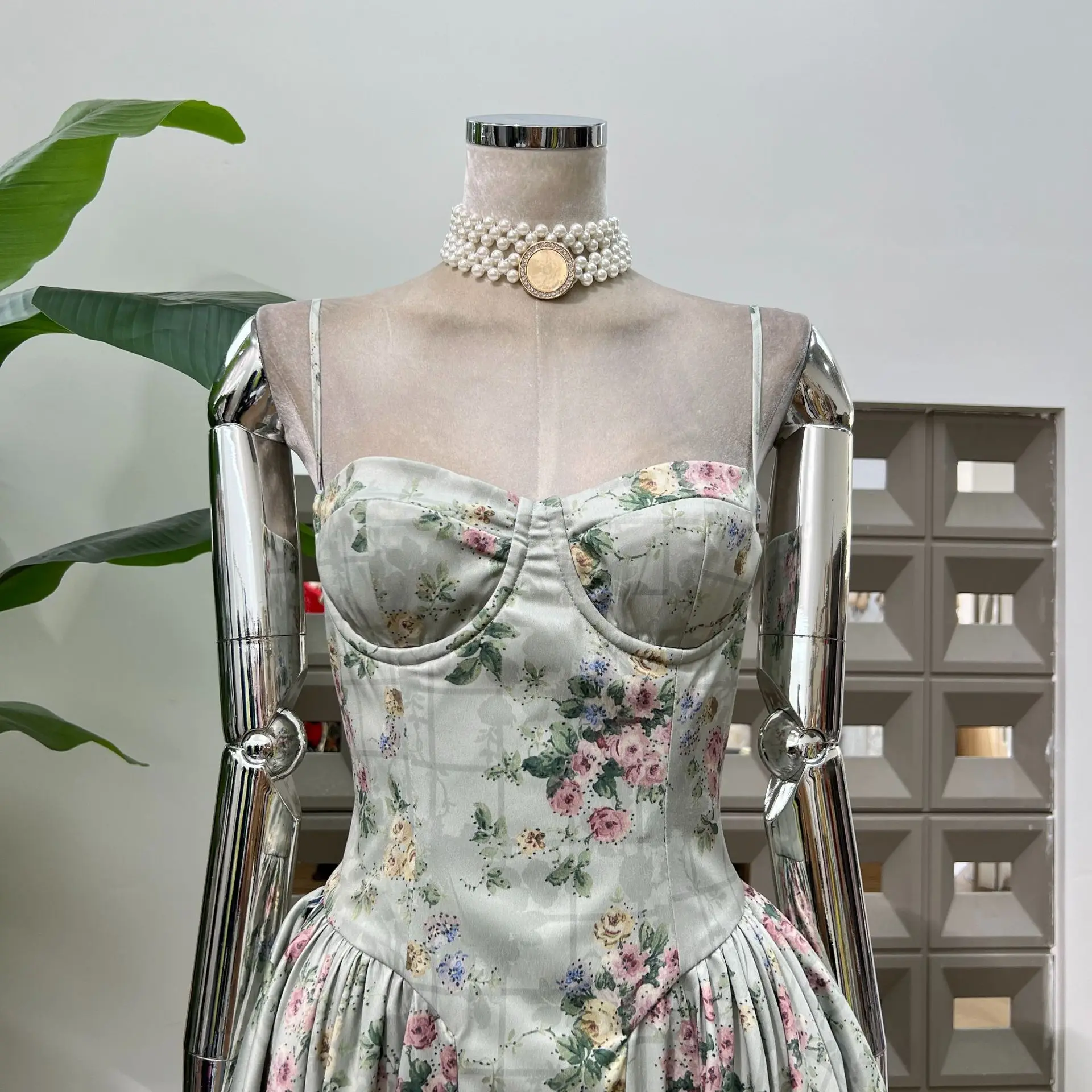 Grünes Retro-bedrucktes, schlankes, plissiertes Maxikleid mit hoher Taille, Urlaub, Sommer, 2025, neues Damen-Spaghetti-Trägerkleid, Promi-Club-Kleider