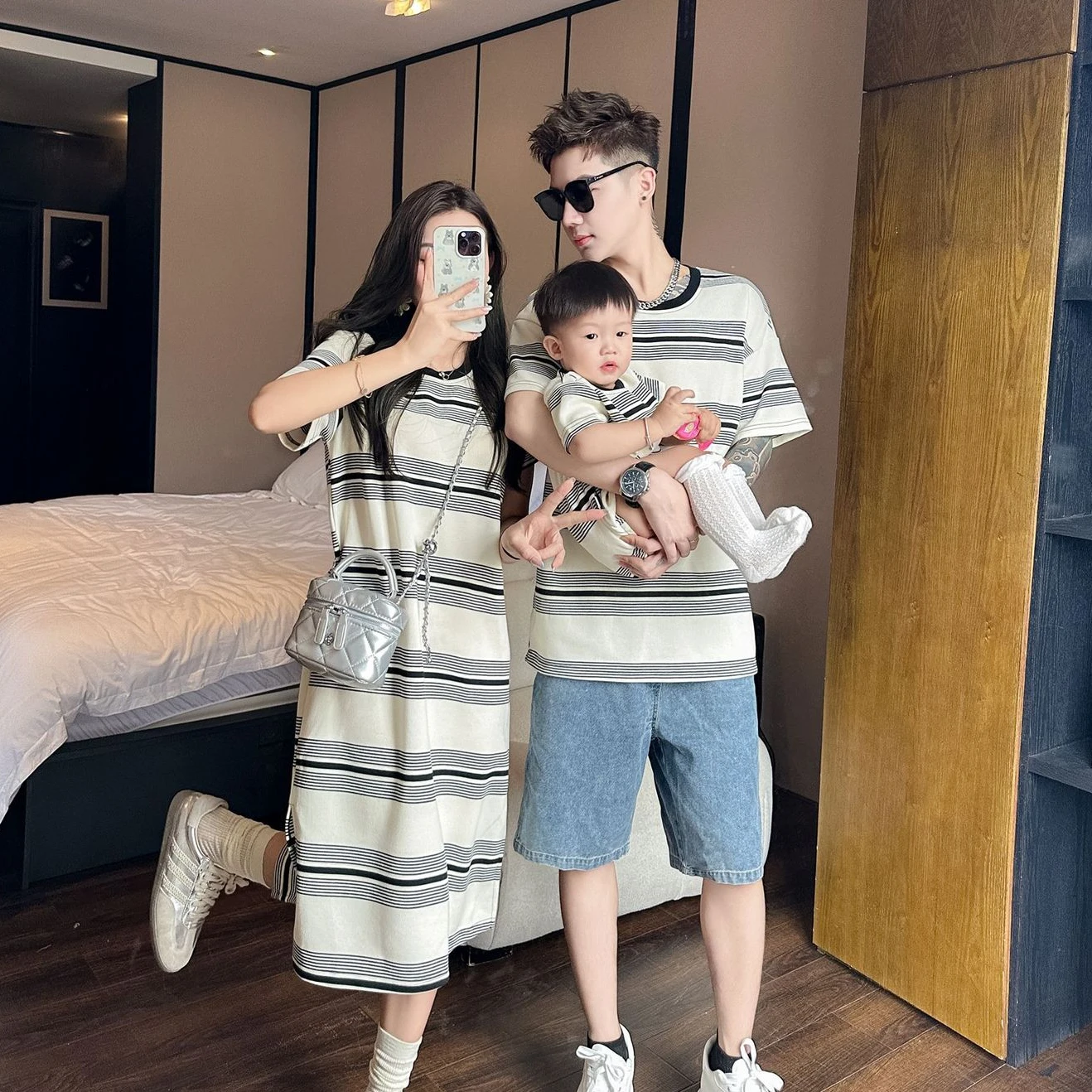 Family Matching Striped Clothing Korean Mother and Daughter Dresses Korean Father and Son T Shirts 2024 New Baby Infant Bodysuit