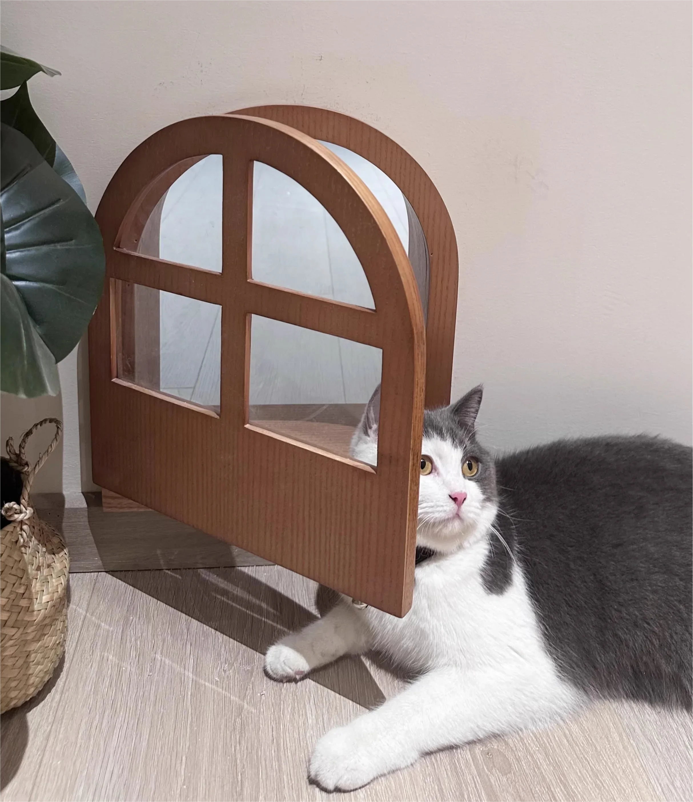 The designer cat door bedroom is free to enter exit, silent in and out, the in the wall is made of solid wood, and hole