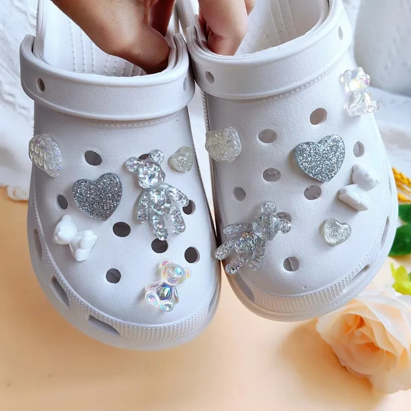 รองเท้า Charm สําหรับ Crocs DIY Glitter Love Bear ความแปลกใหม่น่ารักรองเท้าอุปกรณ์ตกแต่ง Charms สําหรับ Clogs Bogg กระเป๋าสไลด์รองเท้าแตะ