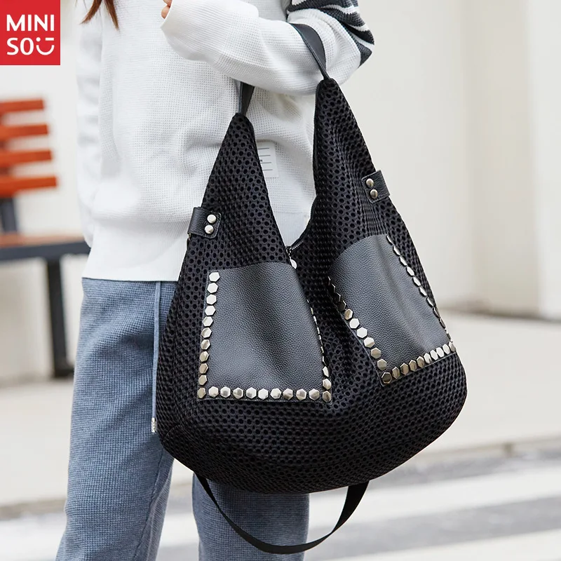 Miniso ヴィンテージ メッシュ ハンドバッグ、大きなパンク スタッズ付きショルダーバッグ、レトロ ゴス トートバッグ