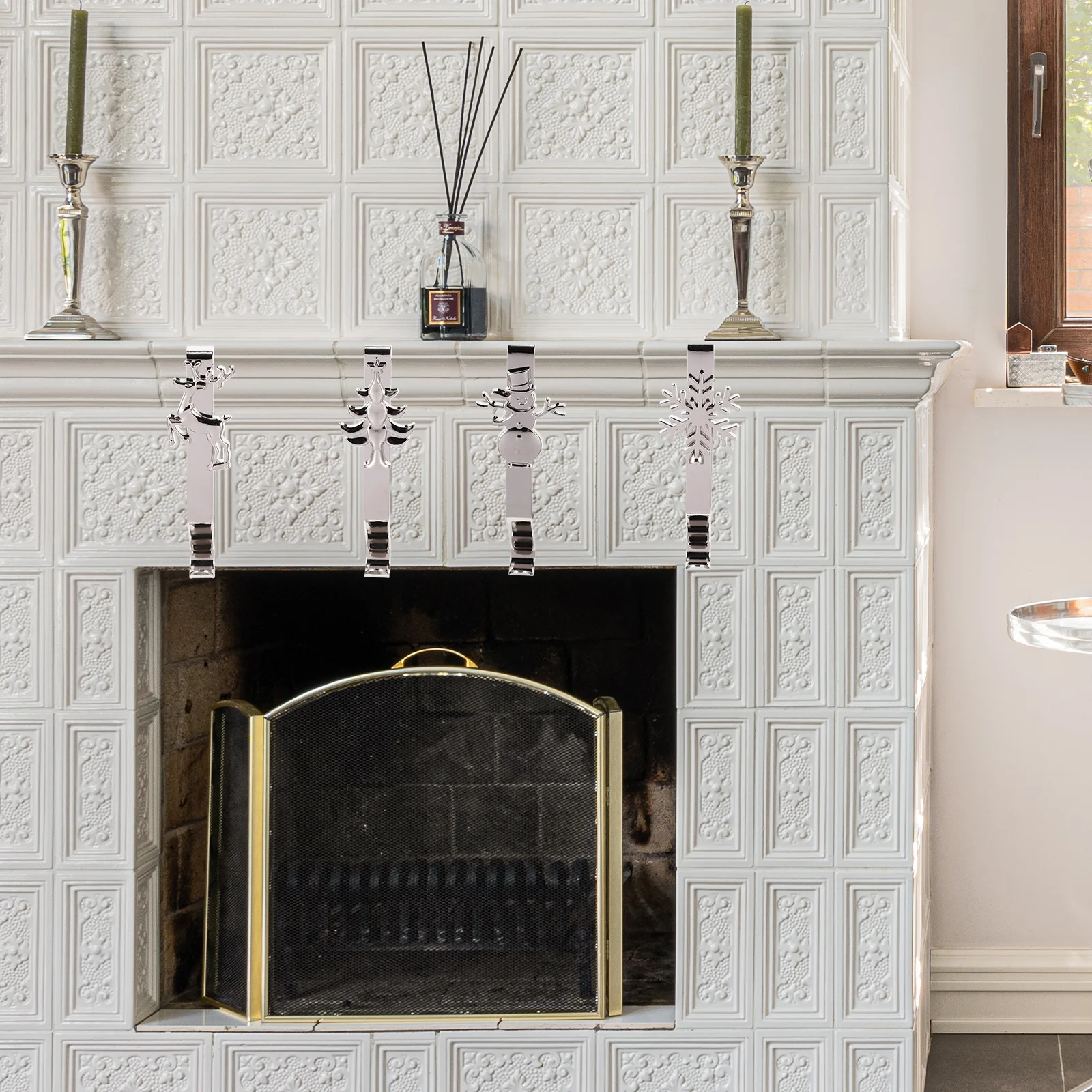 

4Pcs Iron Mantel Hook for Xmas Stocking Holder Heavy Duty Fireplace Hanger for Socks Baskets Ornaments Christmas Decorations