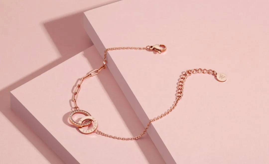 Elegant Interlocking Ring Bracelet Gold-Toned Chain with Rhinestone Encrusted & Plain Ring Delicate Fashion Accessory for Women