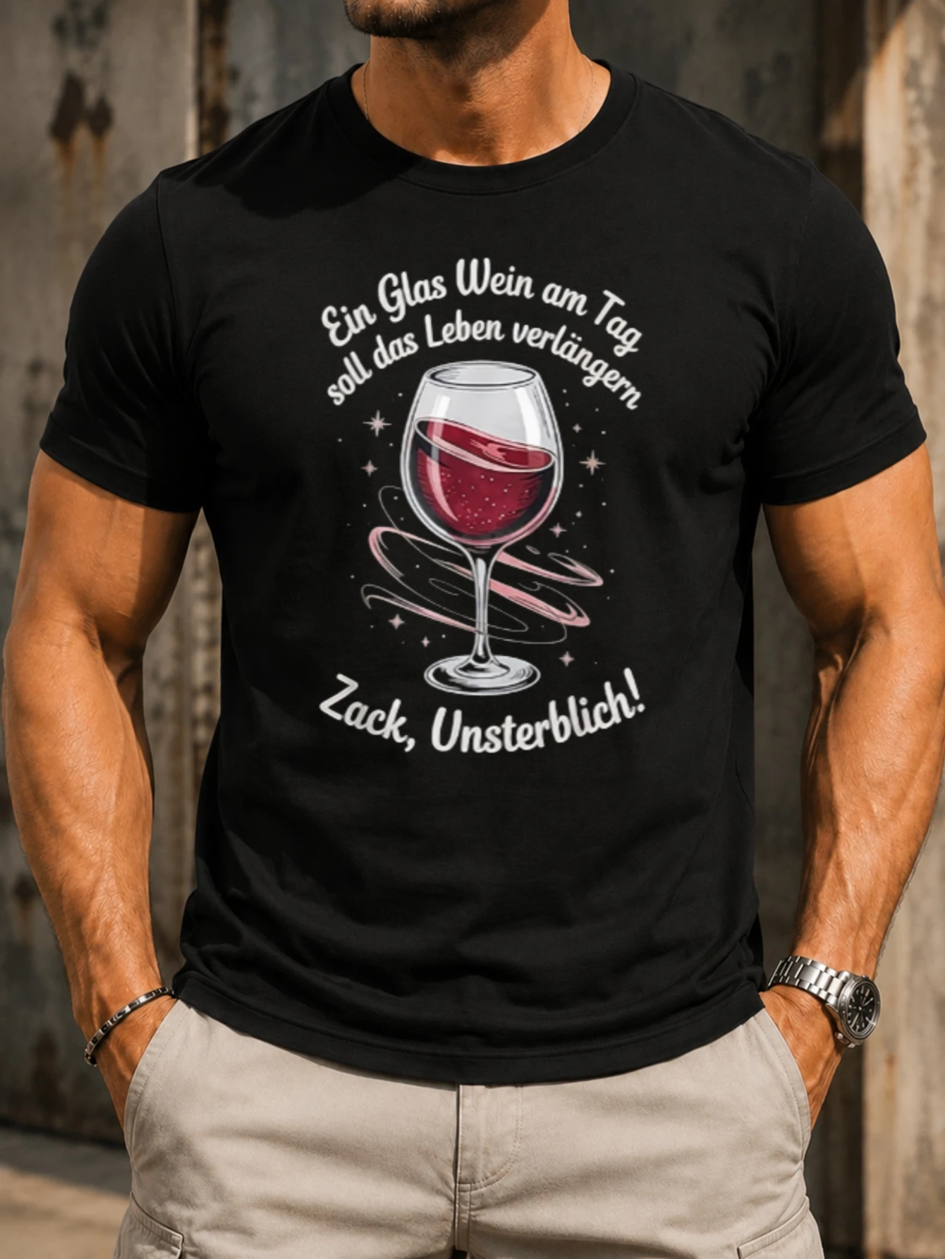 Футболка унисекс с принтом «Ein Glas Wein Am Tag Zack Unsterblich»: бокал для вина, розовые витые узоры, звезды и веселая немецкая цитата.