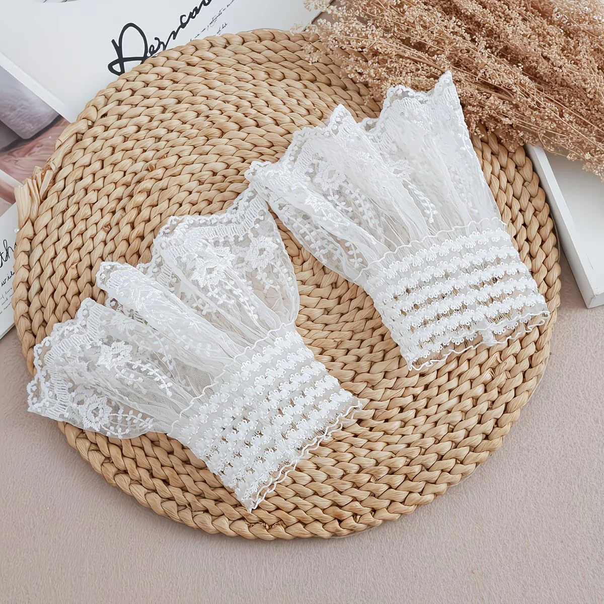 1 Pair of Women's White Lace Trimmed Simple Elegant False Cuffs Suitable for Elegant Clothing Outfits Garment Accessories