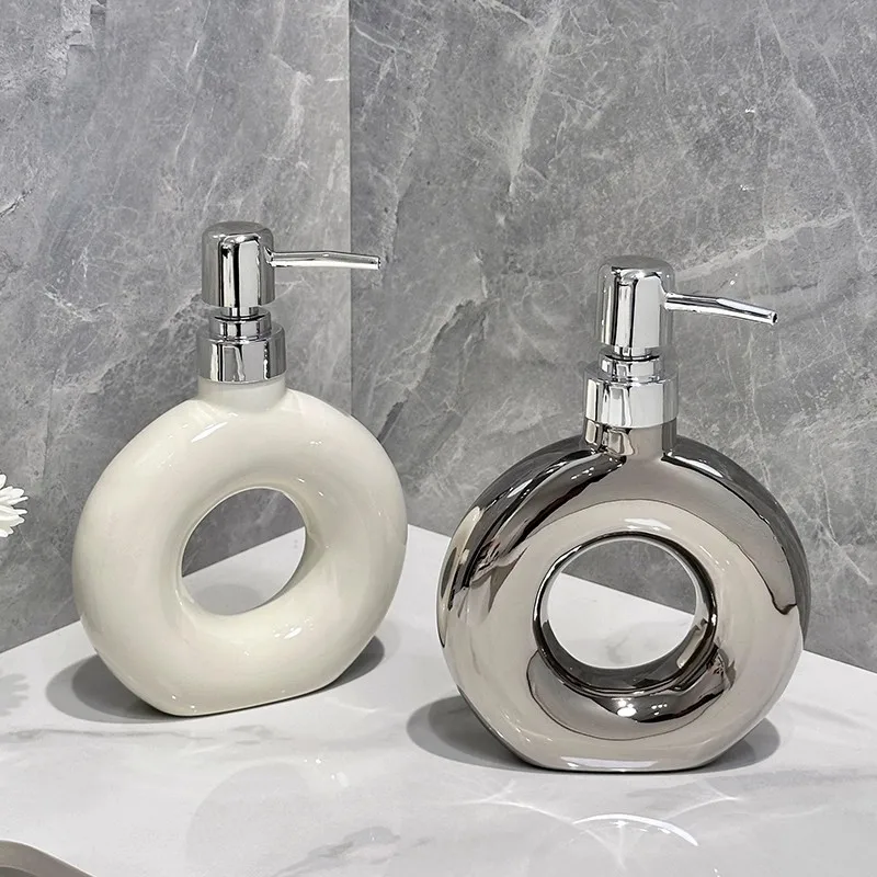 

Дозаторы для жидкого мыла Бутылка для жидкости для ванной комнаты 300 мл Дезинфицирующее средство для рук Шампунь для мытья рук Церемония в форме геометрической формы Серебристо-белый