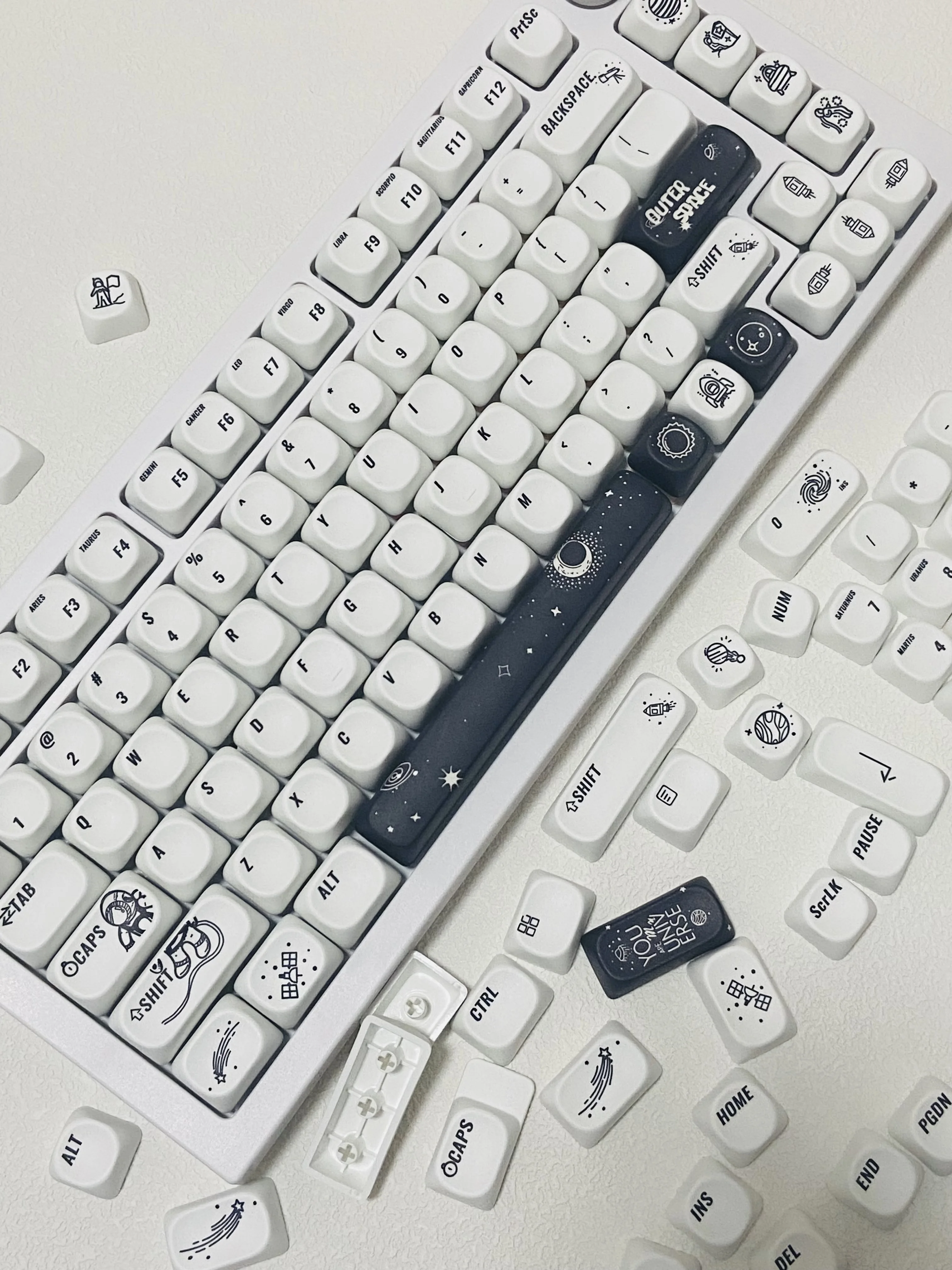

Колпачки для клавиш Space Astronaut, профиль MOA, черный, белый цвет, набор клавишных колпачков индивидуального дизайна для игровой механической клавиатуры, колпачки для клавиш PBT