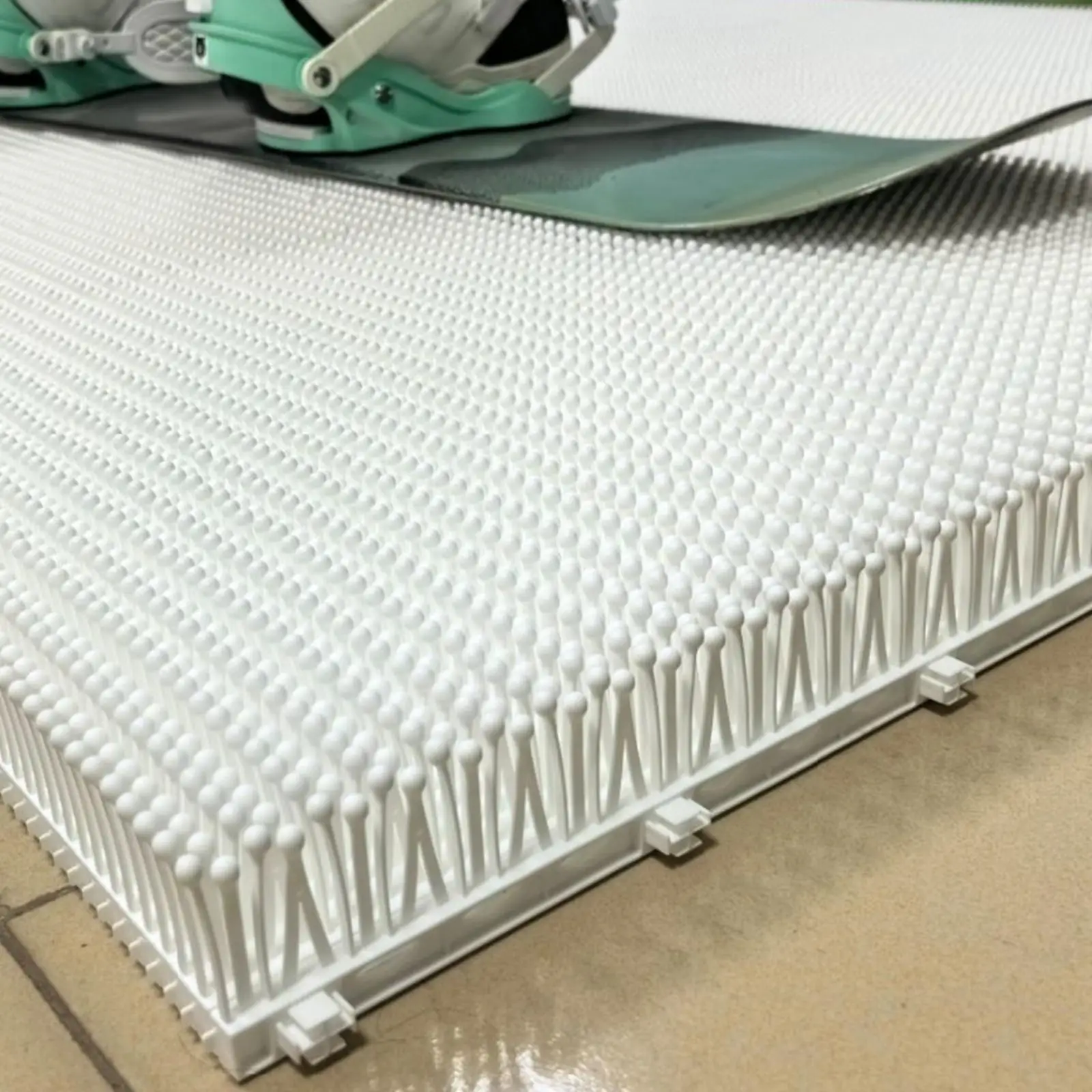 

Needle Mushroom Ski Mat White Wear Resistant Waterproof Snow Mat Modular Panel for Balance Coordination Indoor Practice