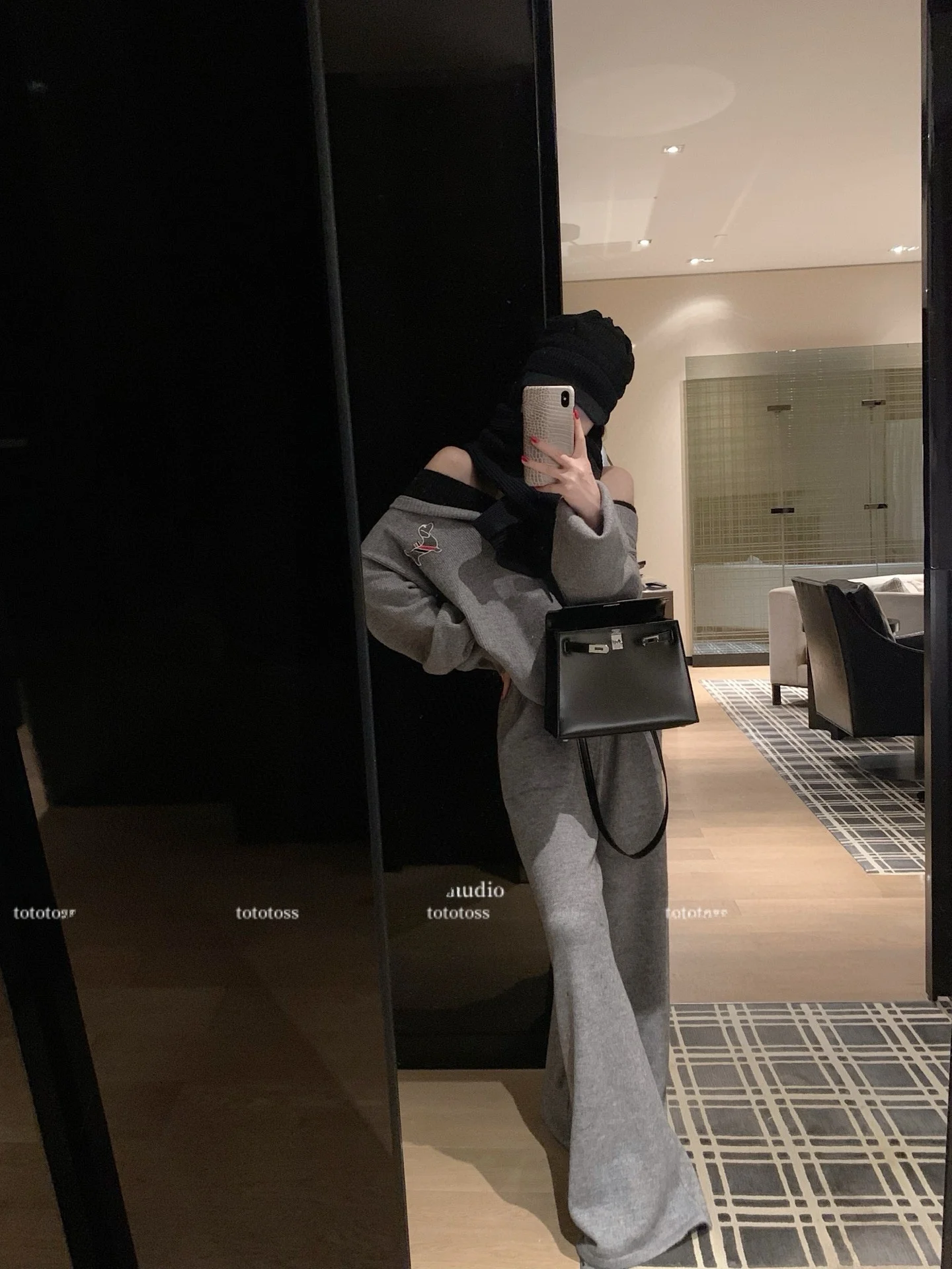 

Комплект женский: вязаный свитер с вышивкой в виде собаки, свободного кроя, с V-образным вырезом, и вязаные брюки с широкими штанинами, свободного кроя, с эффектом драпировки