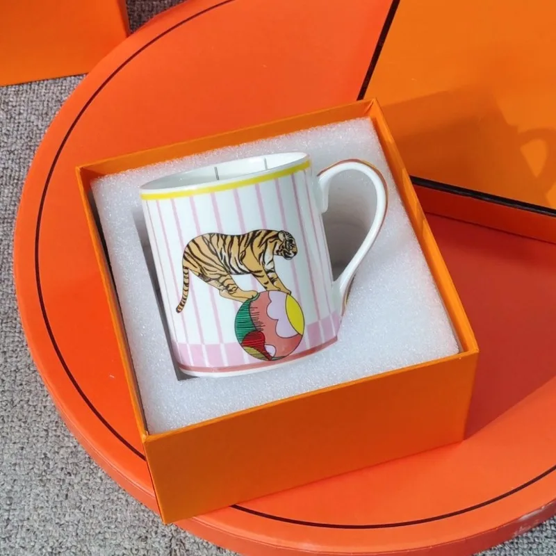 Tazza in porcellana di osso di alta qualità Tazza d'acqua domestica Tazza da tè ad alta aspetto Regalo pratico per l'uso quotidiano