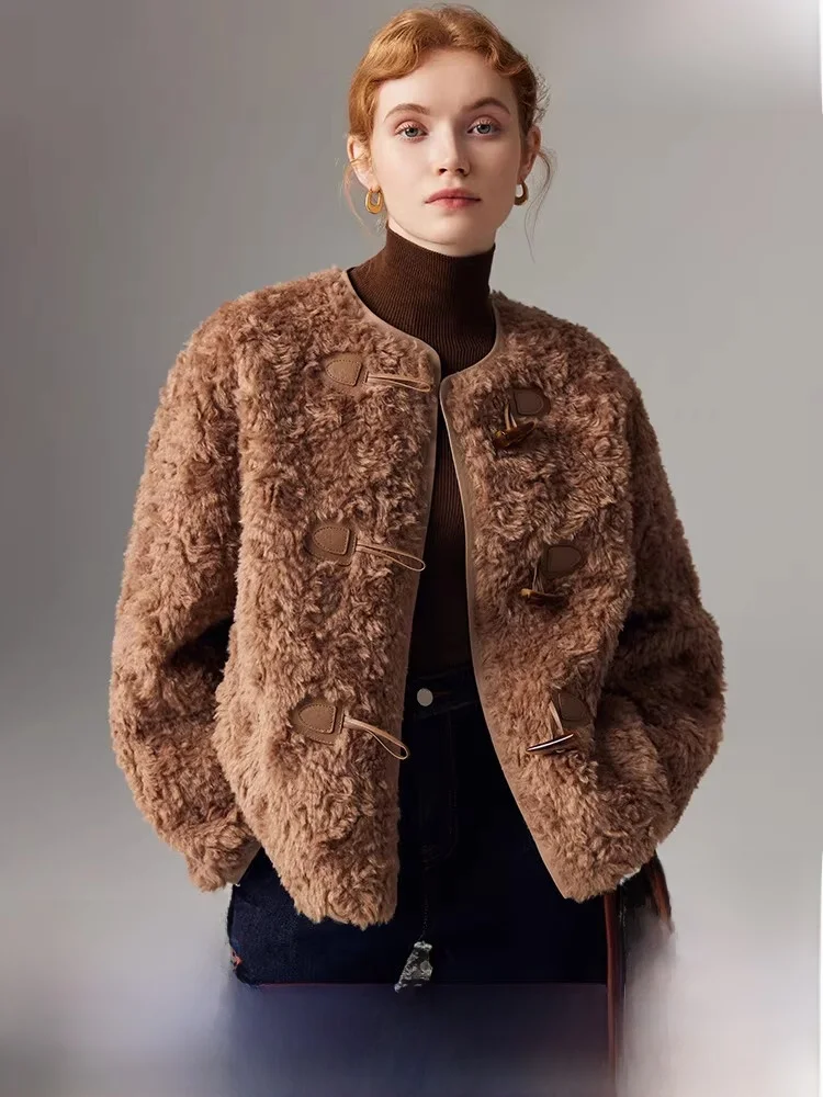 

Женская короткая шуба из овчины с интегрированной кожаной и меховой отделкой, зимняя новинка, на пуговицах, из шерсти и бархата, корейская версия
