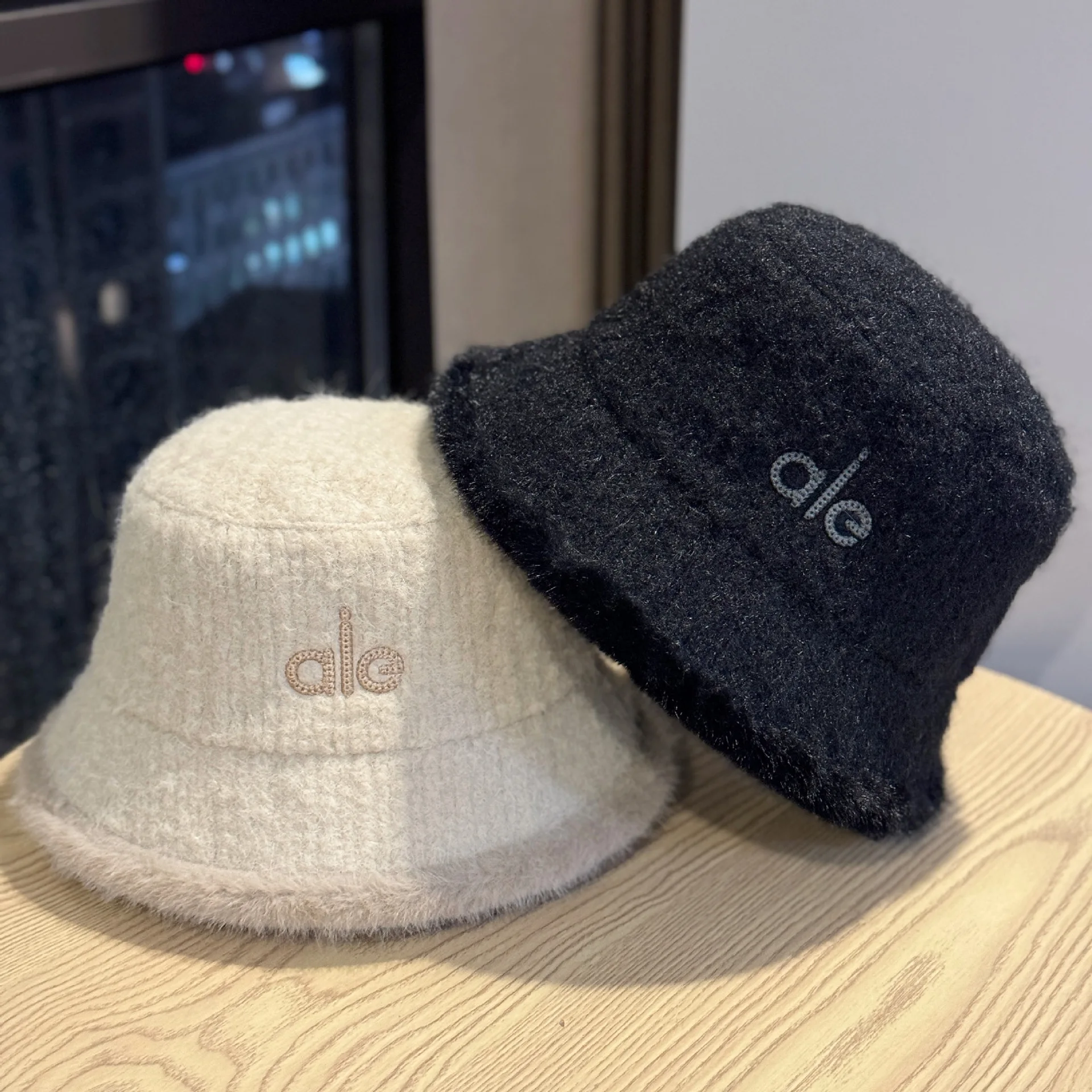 

Новая шляпа-ведро с вышивкой и буквами, женская осенне-зимняя теплая плюшевая шапка для похудения, модная элегантная морозостойкая шапка для бассейна