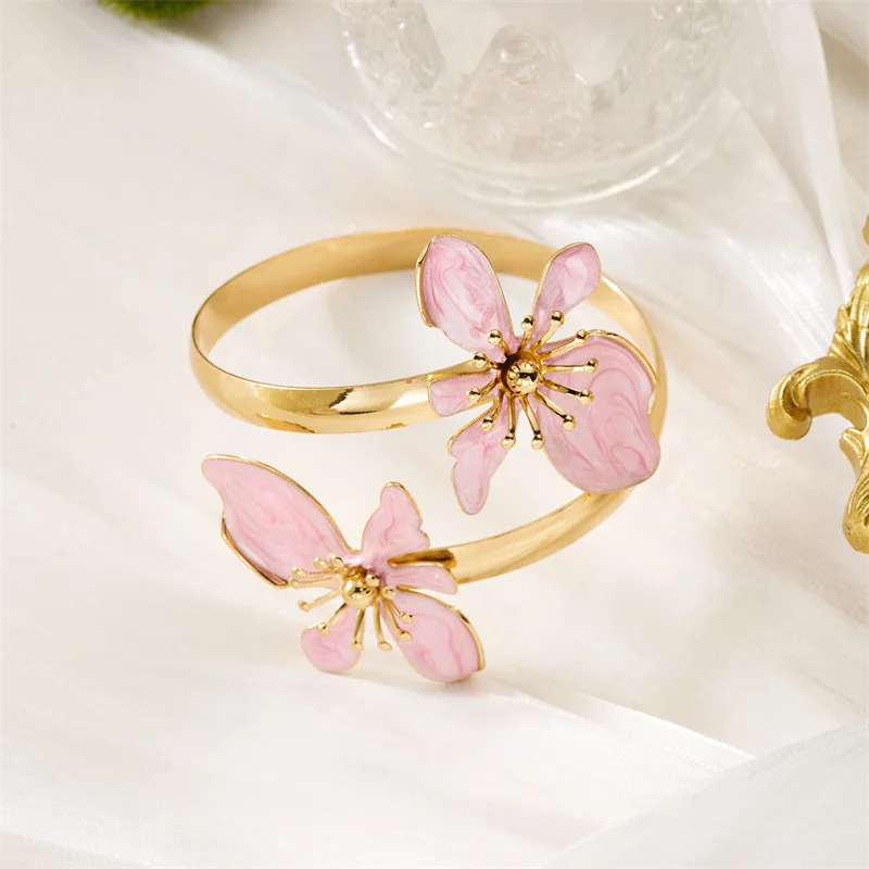 Elegantes Emaille-Blumen-Armreif für Damen, vergoldetes Metall, rosa, weiß, blau, floraler Armreif, Schmuck für Strandparty und Urlaub. – Detail 4