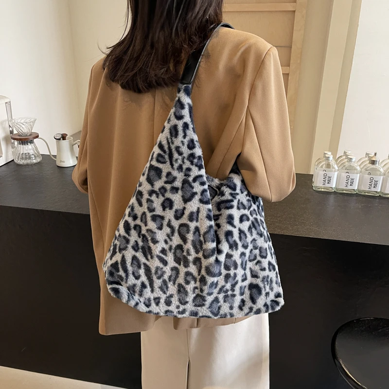

Women Plush Leopard Shoulder Bag Trendy Carrying Bag Large Capacity Vintage Tote Handbag Slouchy Tote Bag Simple Commuting Bag