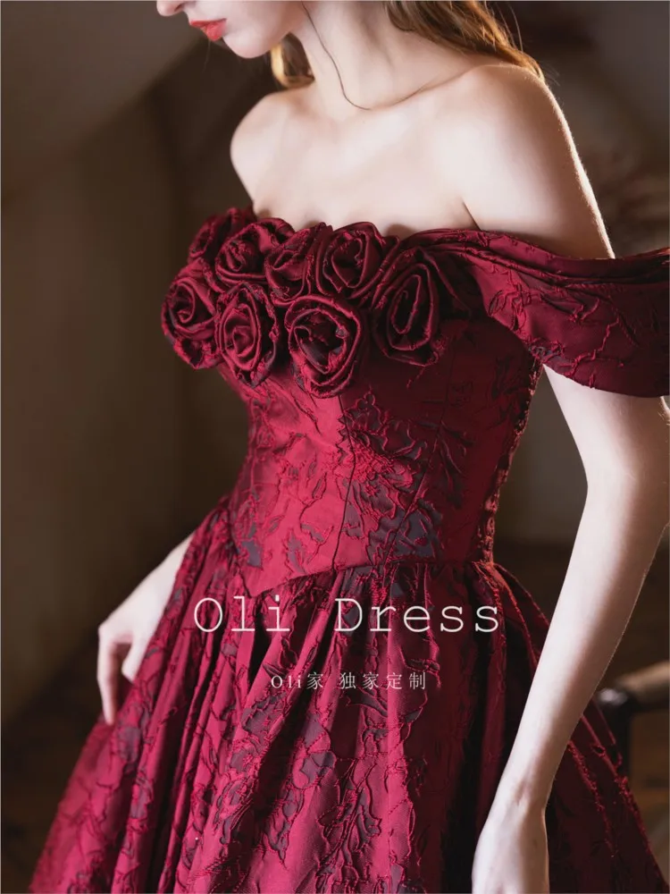 Red banquet rose long toasting Hepburn and light little dress