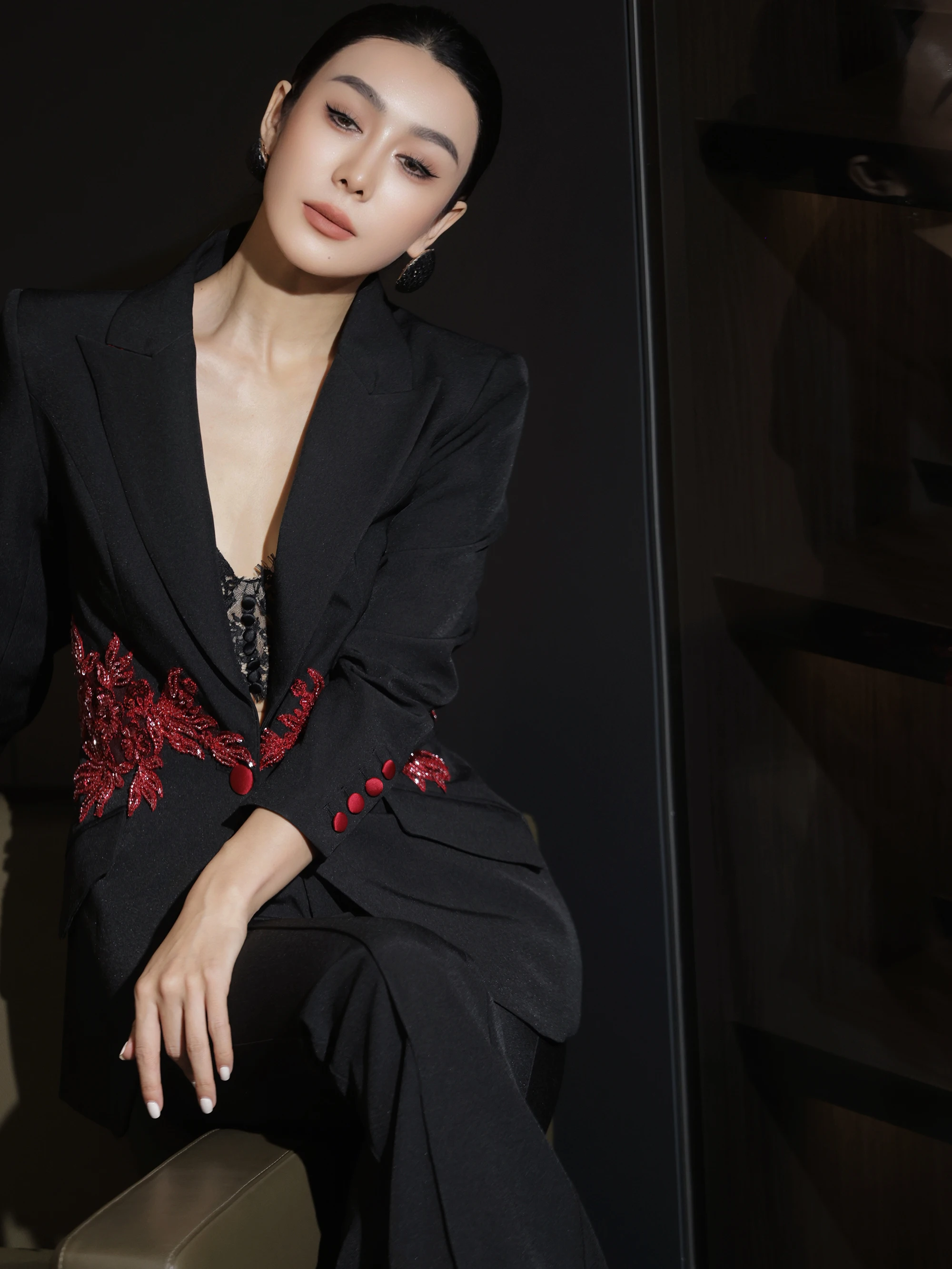 

Элегантный черный костюм с бриллиантовой отделкой: приталенный пиджак и брюки, комплект из двух предметов для деловых встреч, весна 2026, женская мода