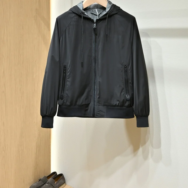 

Весенне-осенняя мужская куртка с капюшоном из итальянского дизайнерского материала, трижды защищённого от непогоды, с внутренней шерстяной подкладкой, дышащая и приятная для кожи.