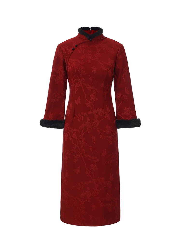 

Красное зимнее утепленное длинное платье-халат с флаговым принтом от Wen Qing Young: повседневное, теплое, комфортное длинное ципао для женщин