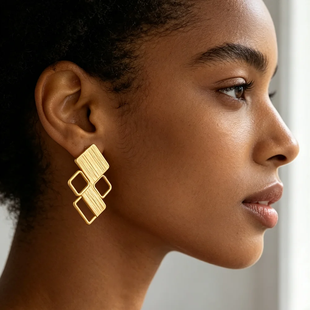 Damen-Set aus 18K vergoldeten, gebürsteten, gestapelten, hohlen, quadratischen, geometrischen Ohrringen und Ringen – Afrikanisches Ethno-Statement-Schmuckstück für Hochzeit und Party – Geschenk – Detail 4