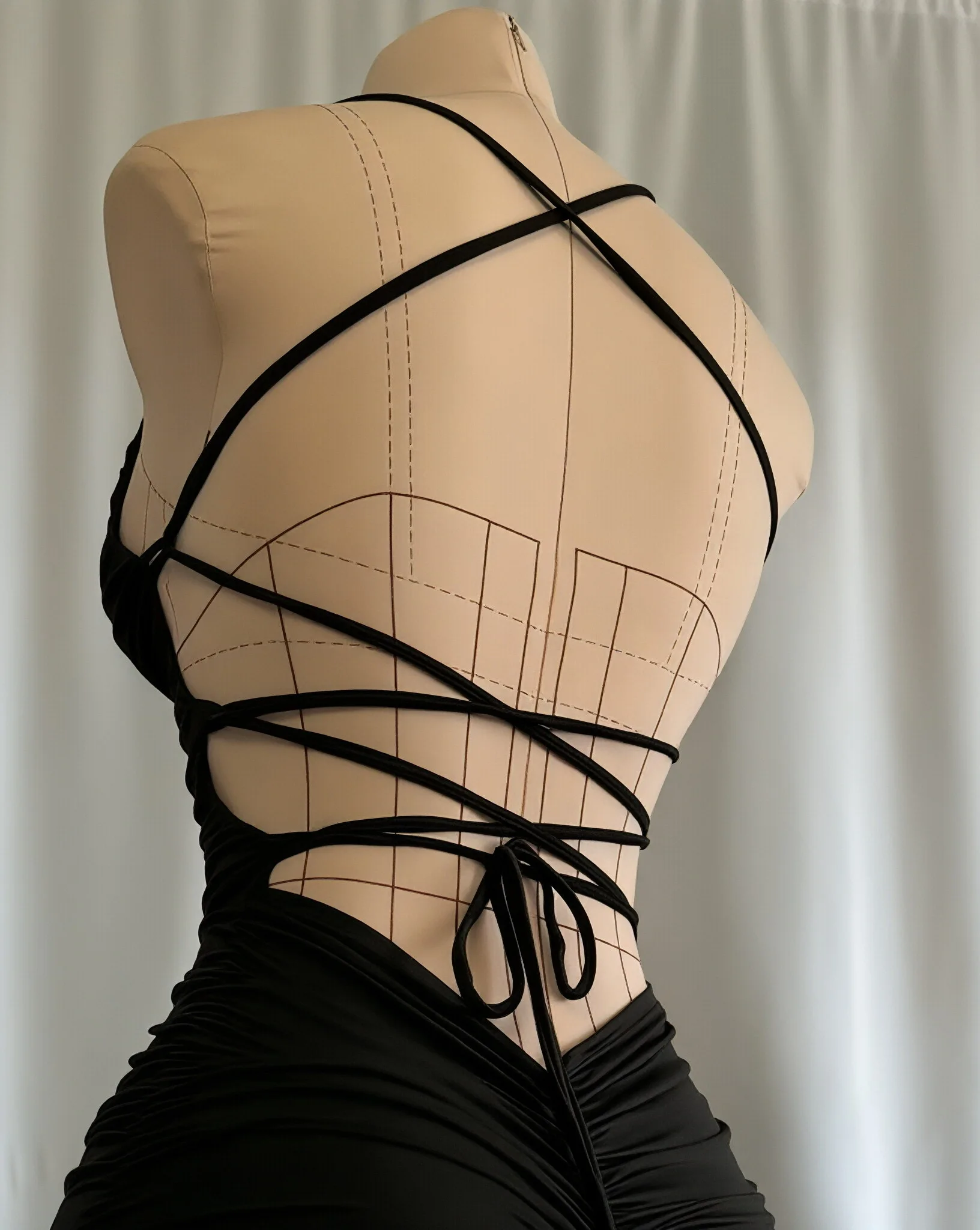 2025년 여름, 섹시하고 핫한 소녀의 힙을 감싸는 백리스 홀터 미니 스커트