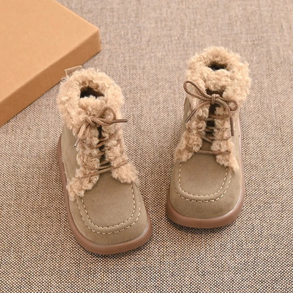الشتاء الاطفال أفخم الأحذية القصيرة الدافئة 2025 جديد لطيف موضة الفتيات عدم الانزلاق القطن الأحذية الفاخرة الجلد المدبوغ الأطفال الفتيان حذاء كاجوال