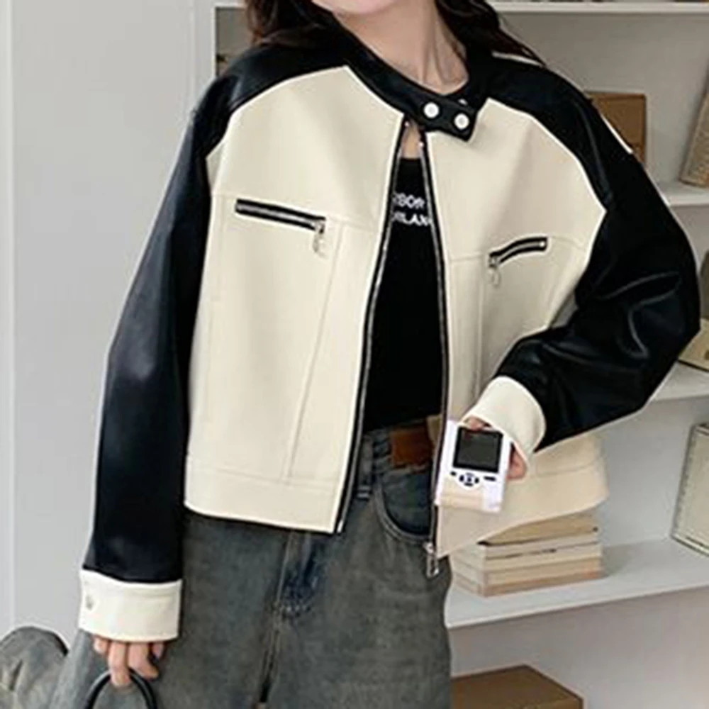 Cappotto con giunture in colore a contrasto in pelle PU bianca da donna primavera e autunno 2025 nuova piccola giacca corta da strada fritta retrò allentata