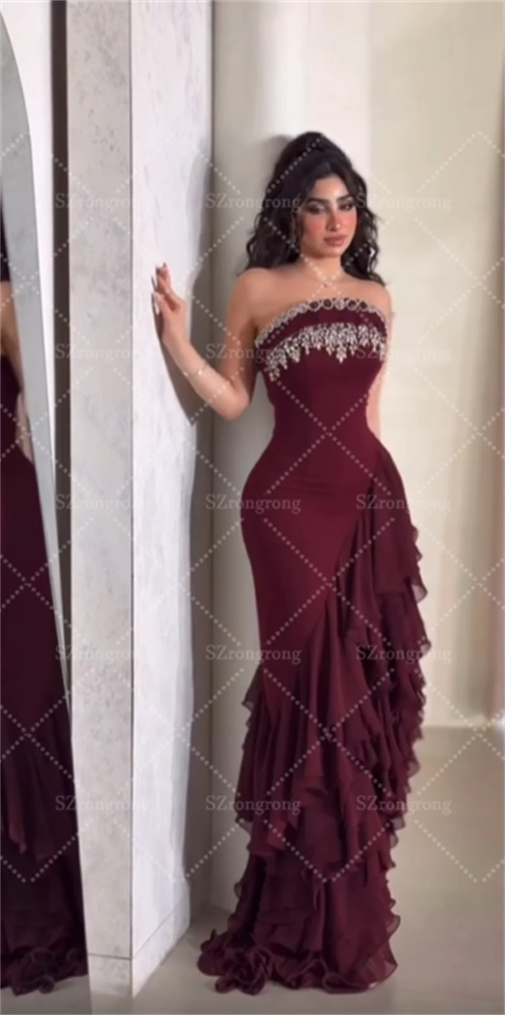 Abito da sera con perline senza schienale a strati con volant in barca di lusso su misura Abito elegante con tubino lungo sexy arabo saudita