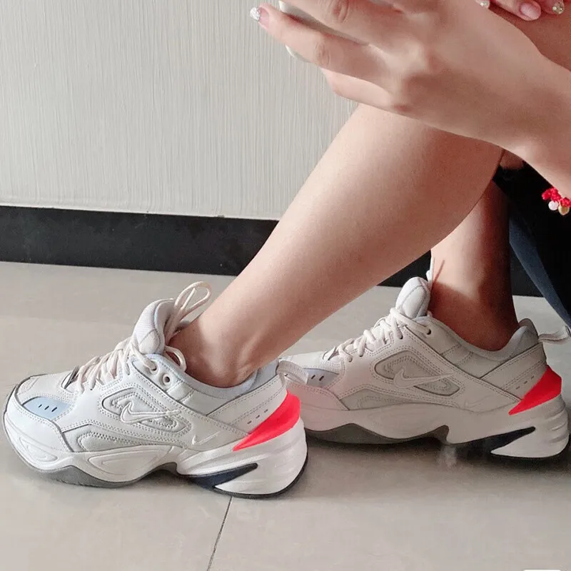 حذاء Nike M2K Tekno مريح وعصري ومقاوم للانزلاق ومقاوم للاهتراء، أبيض برتقالي