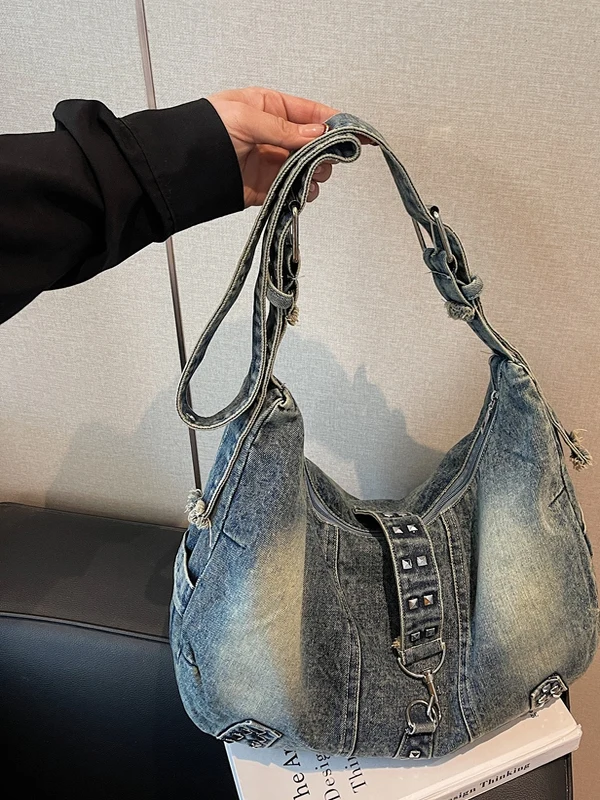 

Повседневная джинсовая сумка через плечо с заклепками, вместительная, модная, трендовая, для повседневного использования, на молнии, средний размер
