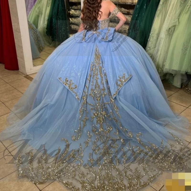 فستان Quinnceanera أنيق مخصص باللون الأزرق الجليدي فستان حفلة لامع ذهبي مزين بالدانتيل مطرز بالخرز فيونكة حلوة 16 فيستدوس دي 15 أنوس 2025